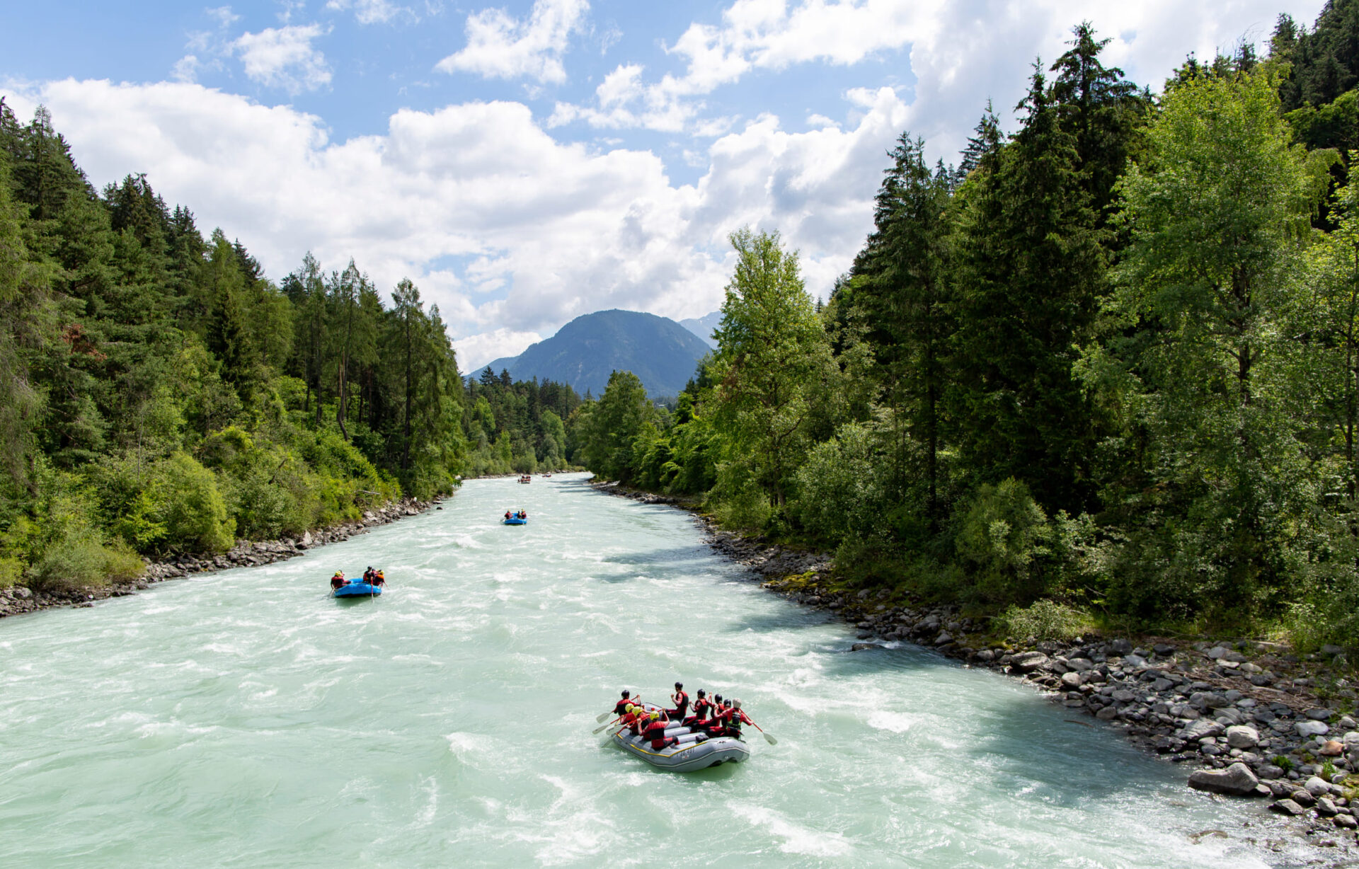 Gruppe von Rafting-Teilnehmern im Fluss der AREA 47 im Ötztal, Tirol