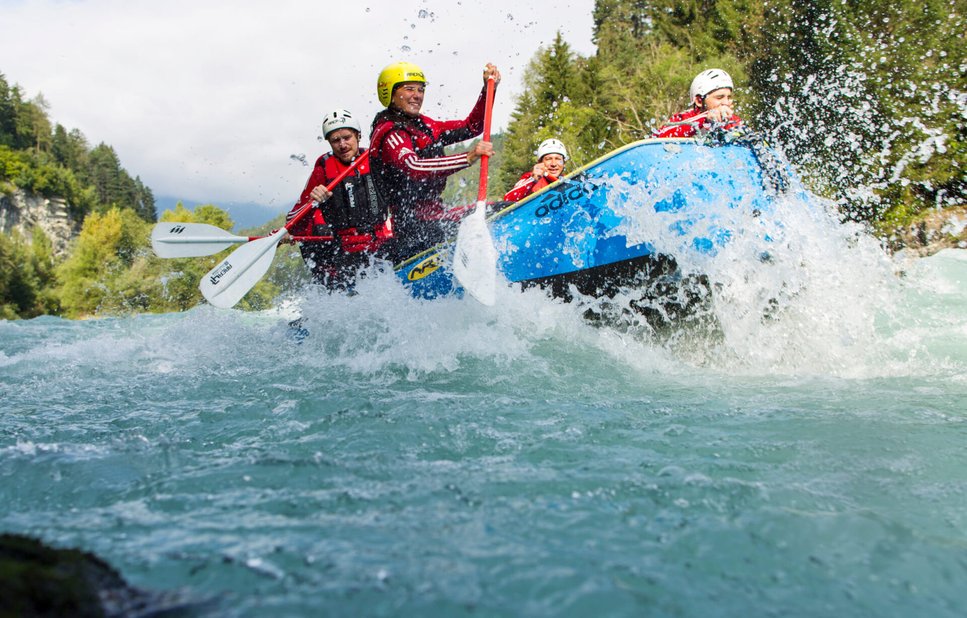 Nahaufnahme eines Rafting-Bootes in actionreichen Stromschnellen in der AREA 47 im Ötztal, Tirol
