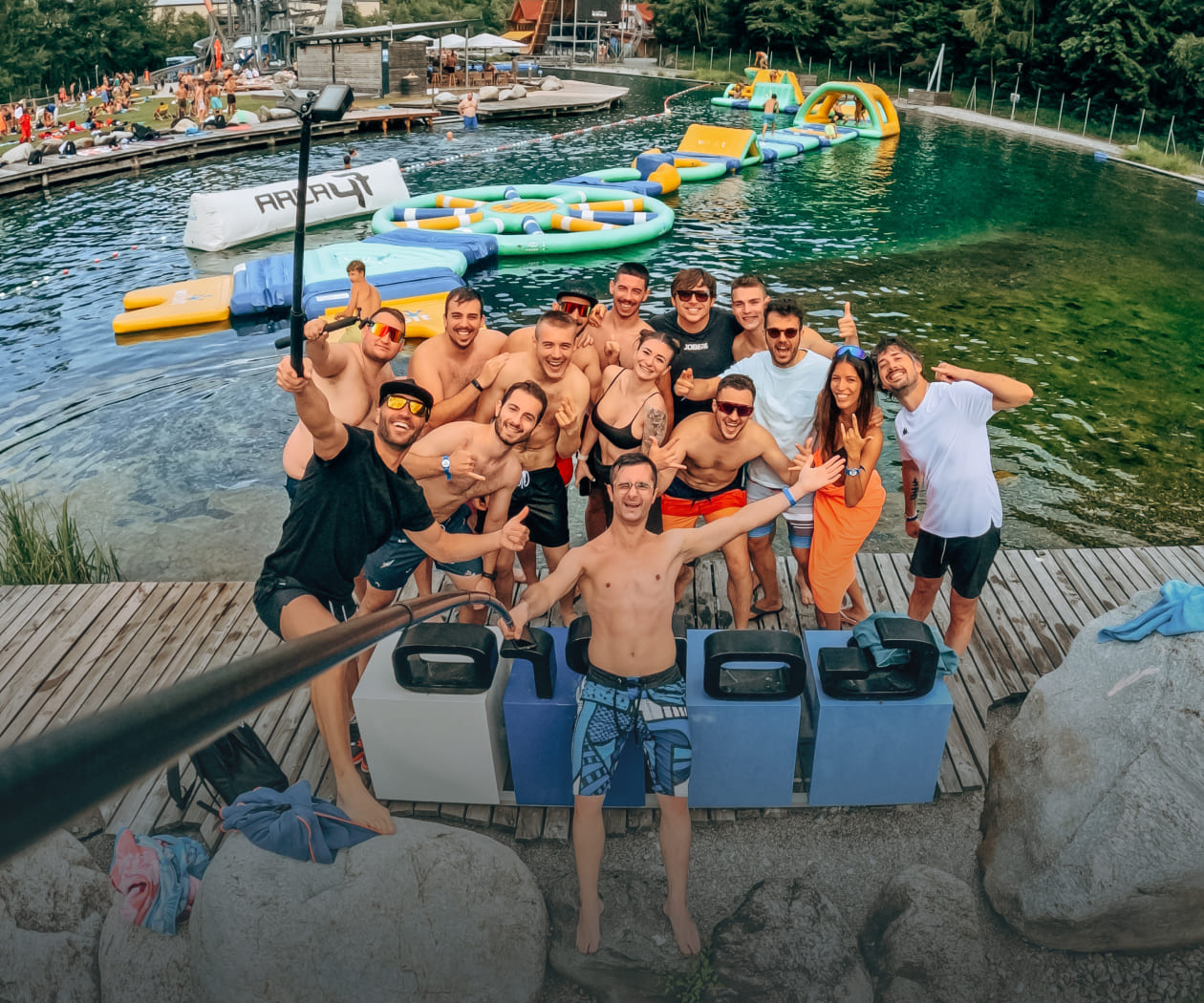 Gruppenfoto bei einem Firmenevent im Outdoor-Bereich von der AREA 47
