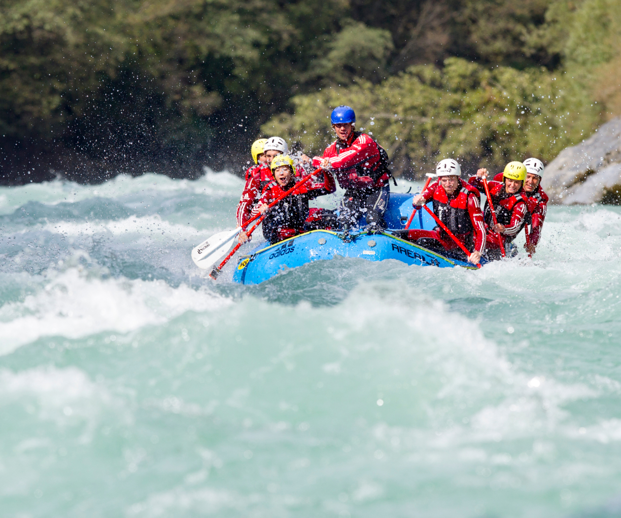 Nahaufnahme eines Rafting-Bootes in actionreichen Stromschnellen in der AREA 47 im Ötztal, Tirol