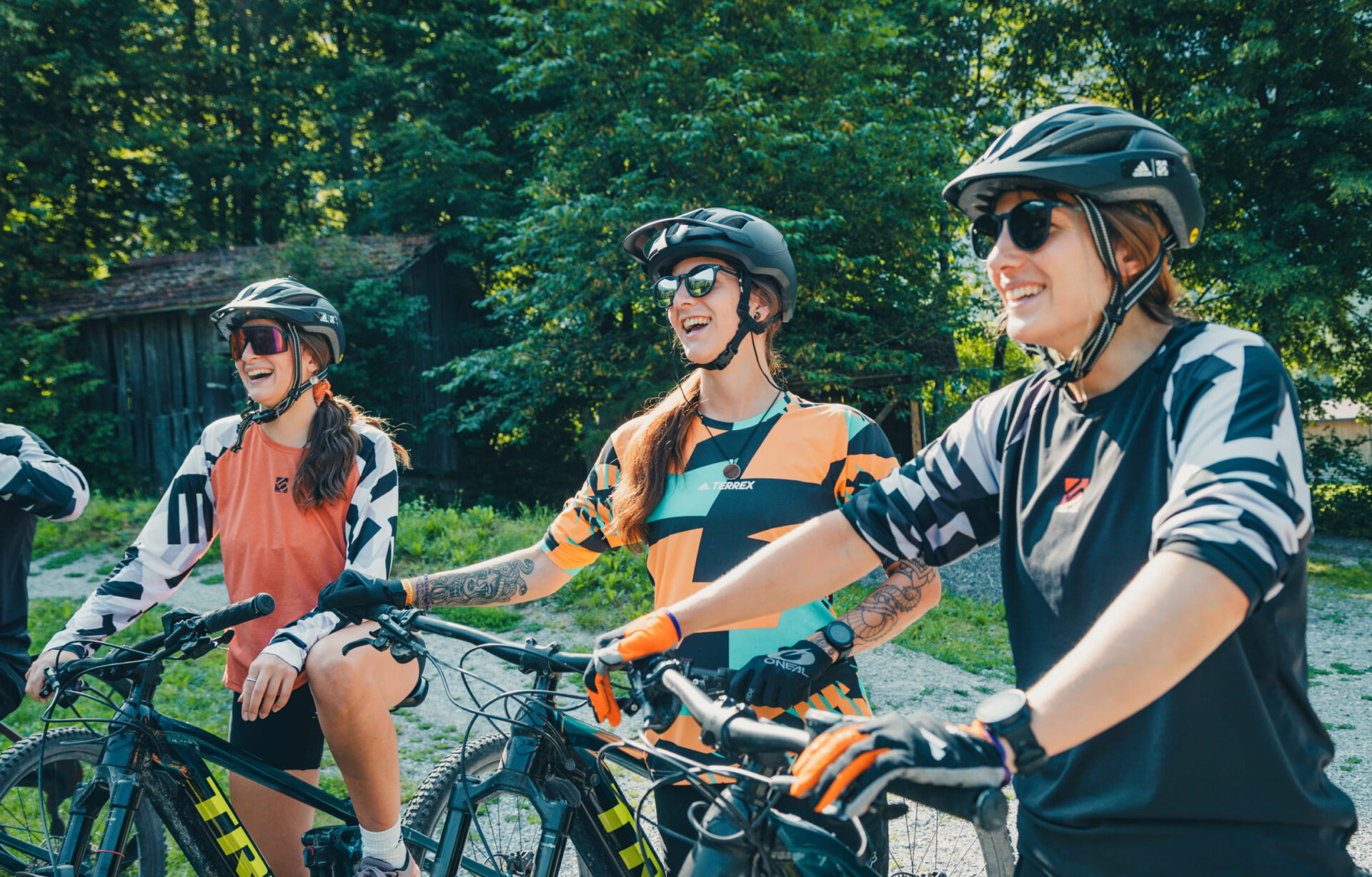 Drei lachende Frauen mit Helmen und Mountainbikes in der AREA 47 im Ötztal, Tirol
