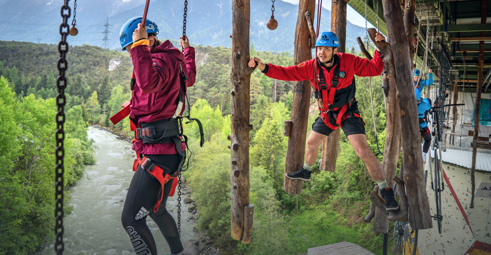 Teilnehmer im Hochseilgarten der AREA 47 im Ötztal, Tirol, balancieren in luftiger Höhe