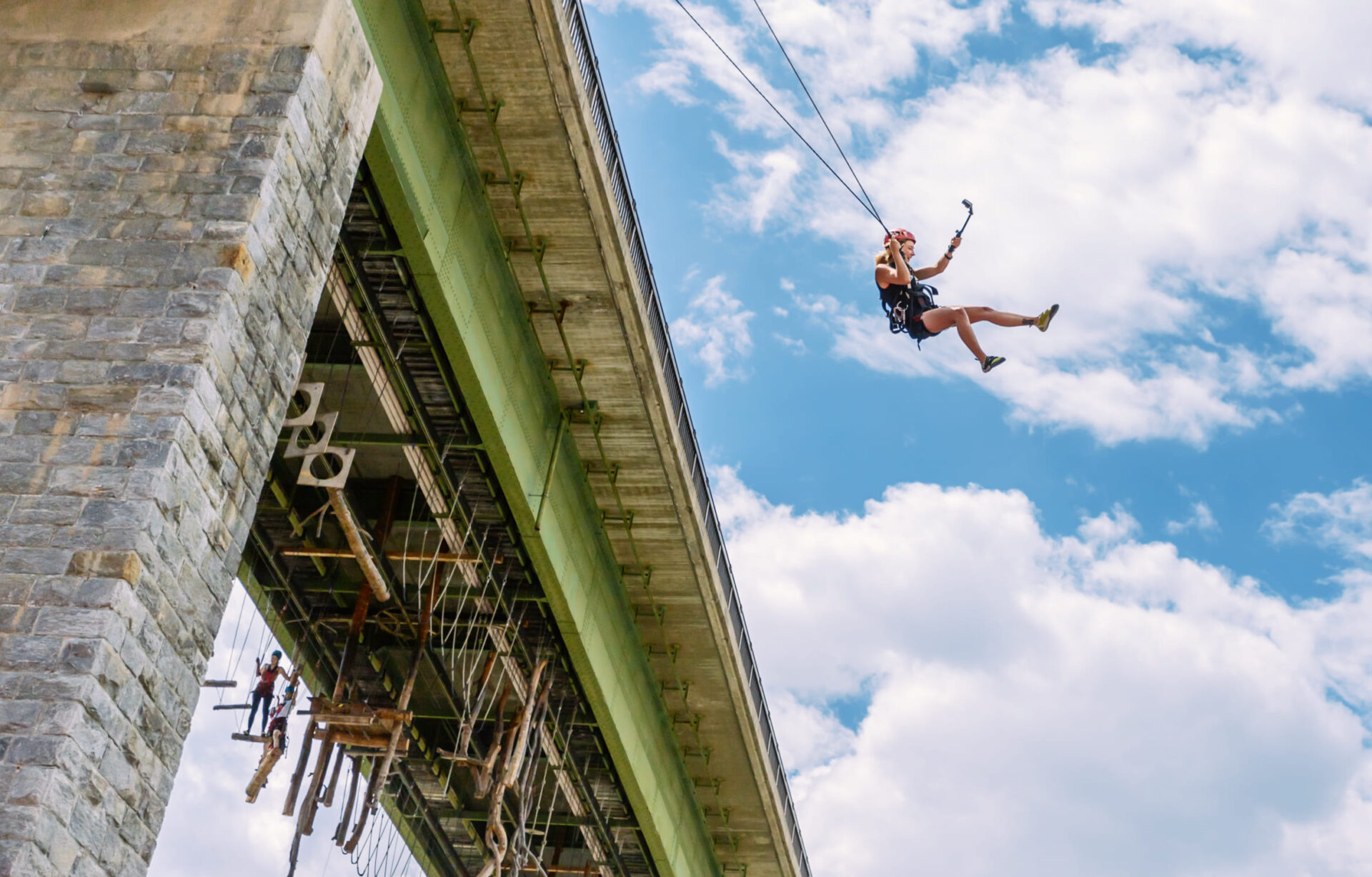 Person schwingt an einem Seil unter einer Brücke in der AREA 47 im Ötztal, Tirol