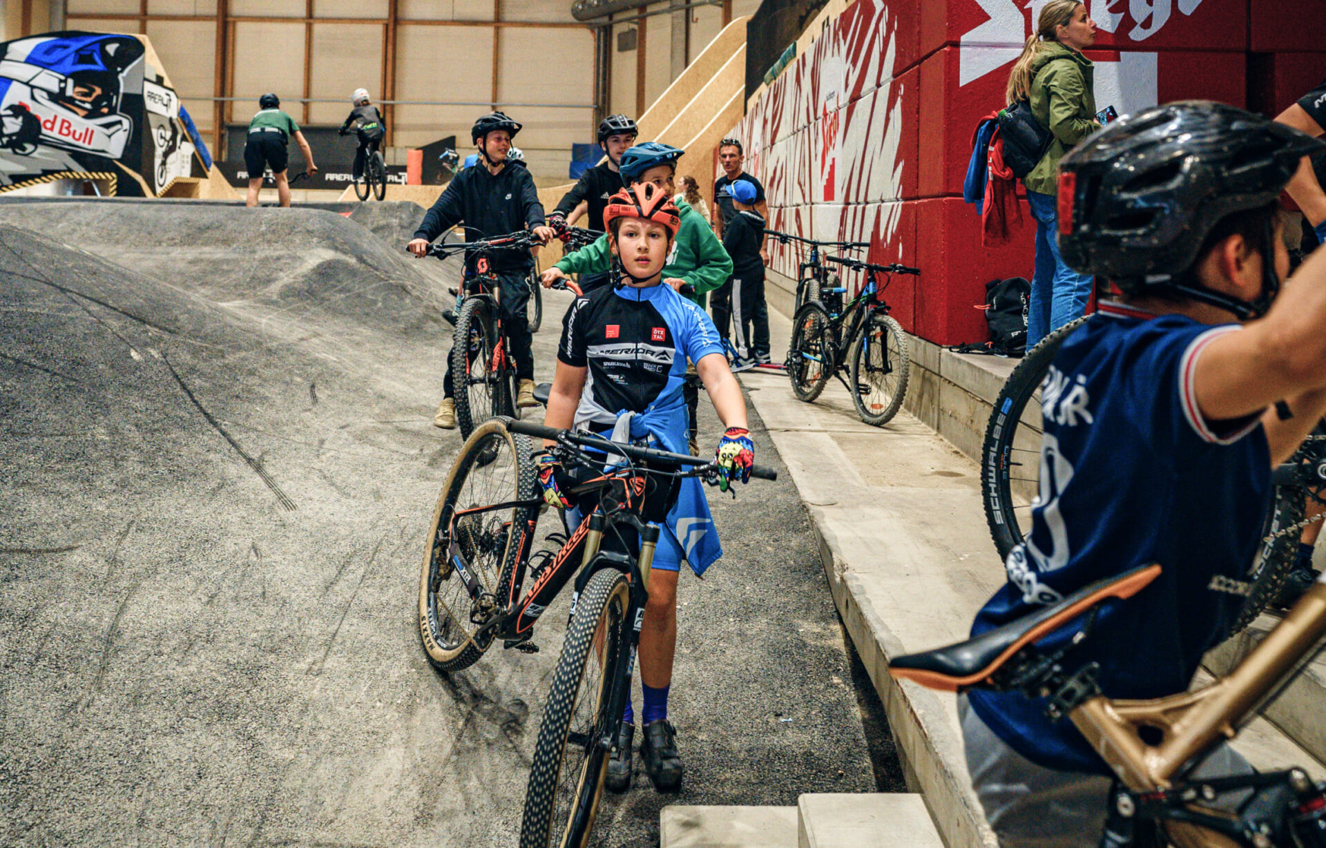 Kinder und Jugendliche mit Mountainbikes im Indoor-Bikepark der AREA 47 im Ötztal, Tirol