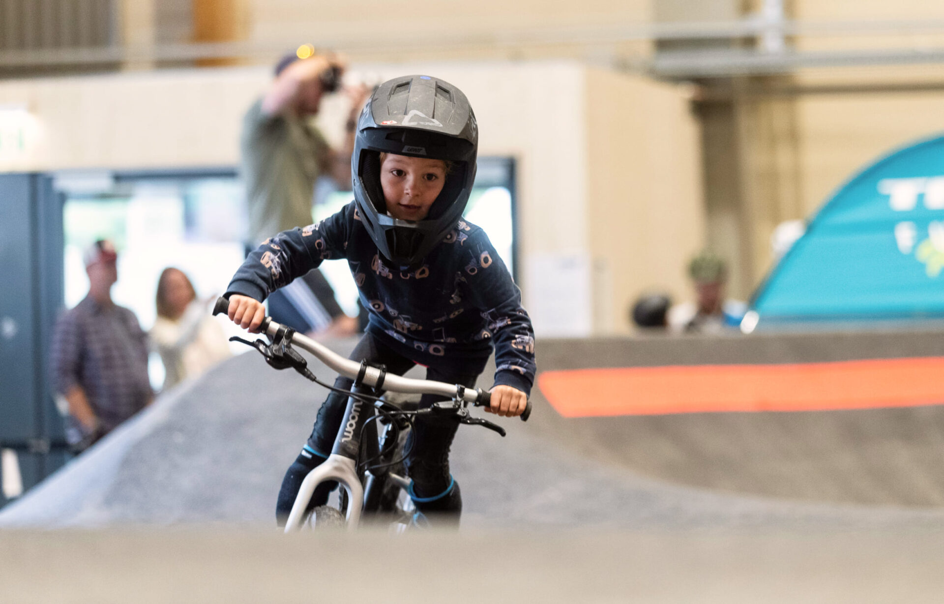 Kind auf einem Mountainbike im Indoor-Bikepark der AREA 47 im Ötztal, Tirol