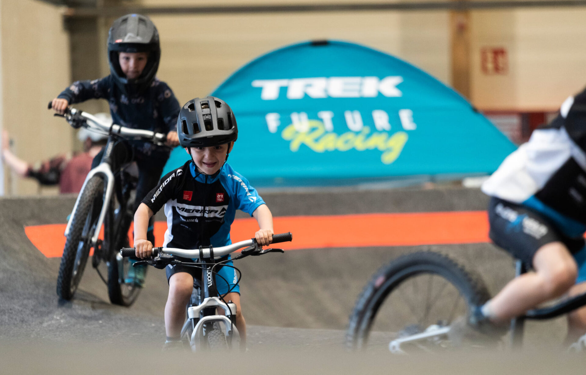 Kinder auf Mountainbikes im Indoor-Bikepark der AREA 47 im Ötztal, Tirol