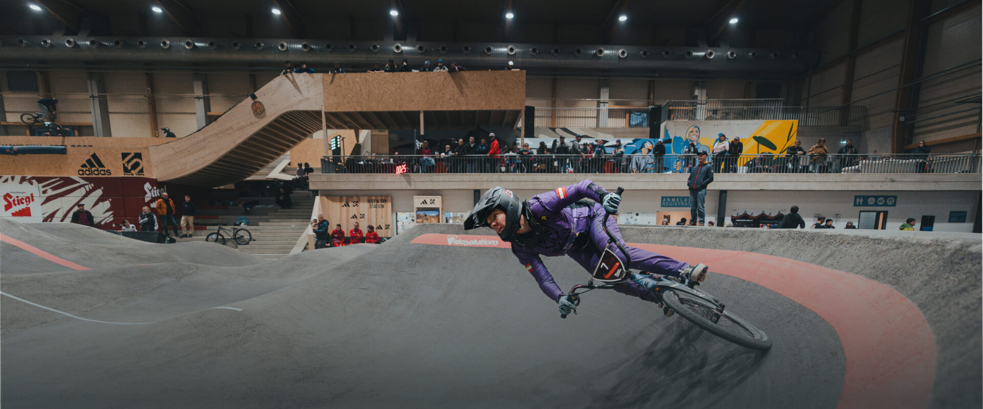 Mountainbiker fährt durch eine Steilkurve im Indoor-Bikepark der AREA 47 im Ötztal, Tirol