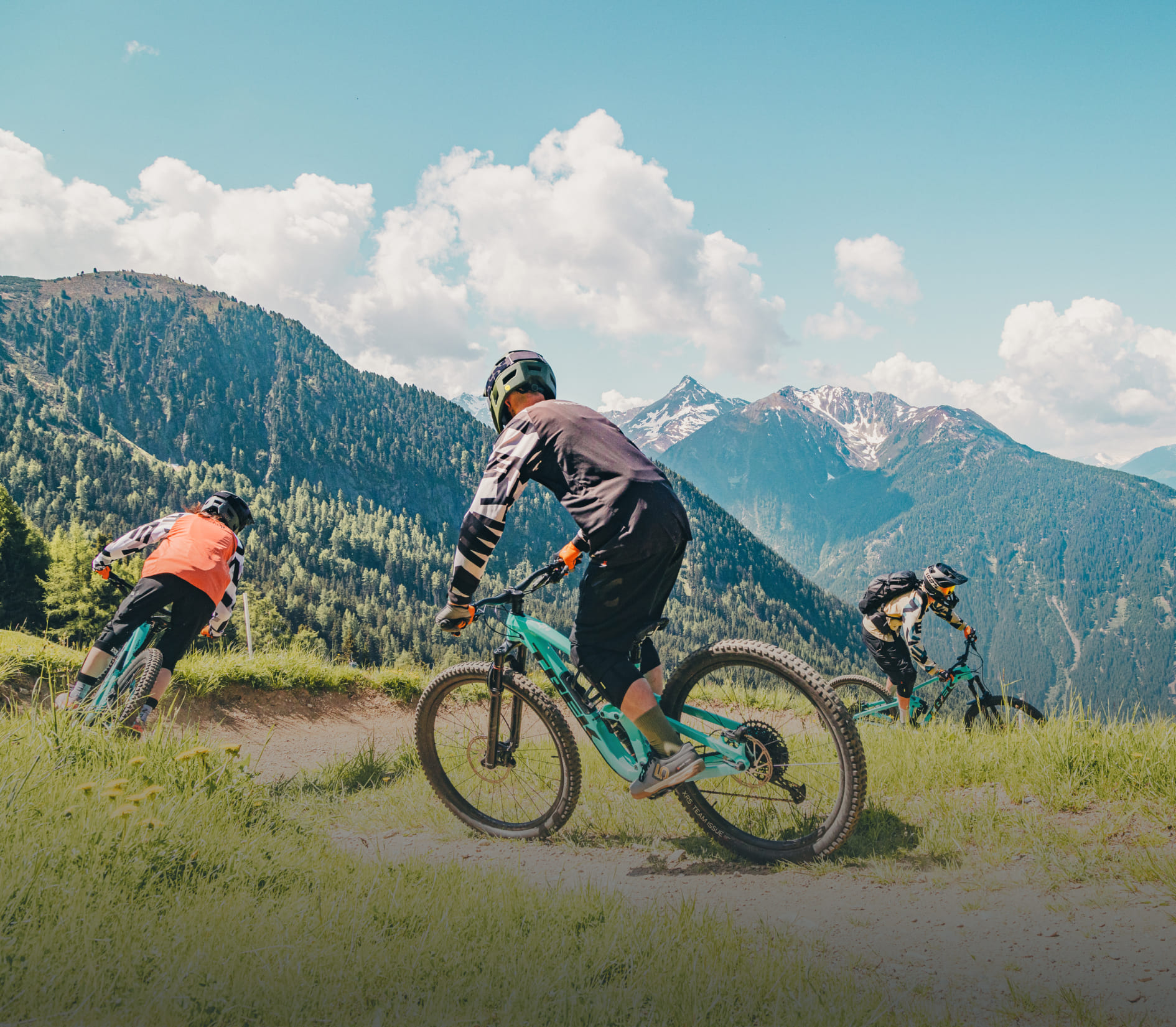 Mountainbiker auf einem alpinen Trail mit Blick auf die Berge in der AREA 47, Ötztal, Tirol