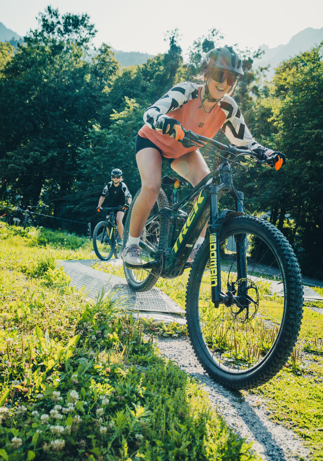 Mountainbikerinnenw auf einem Waldpfad in der AREA 47 im Ötztal, Tirol
