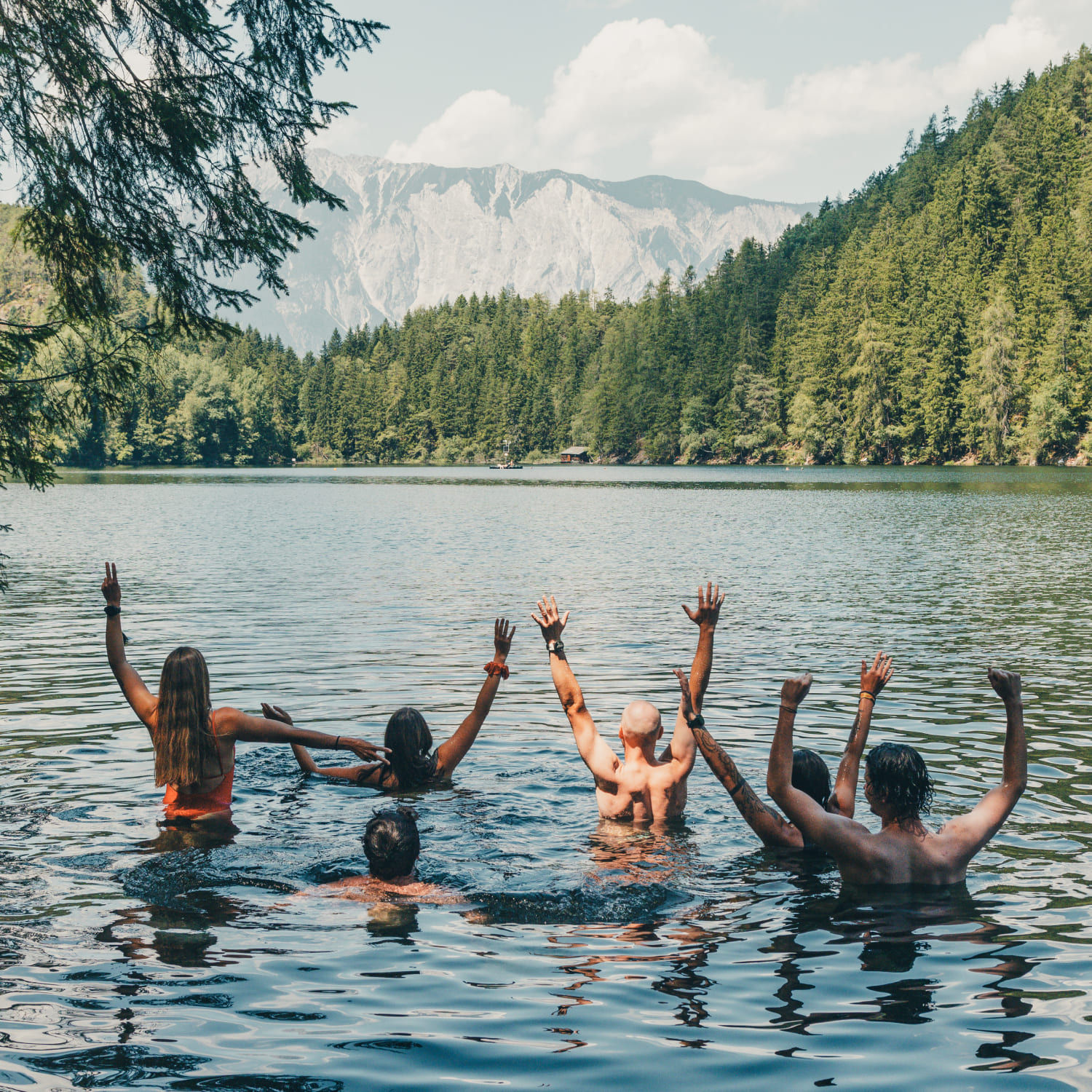 Gruppe von Menschen beim Schwimmen in einem Bergsee in der AREA 47 im Ötztal, Tirol