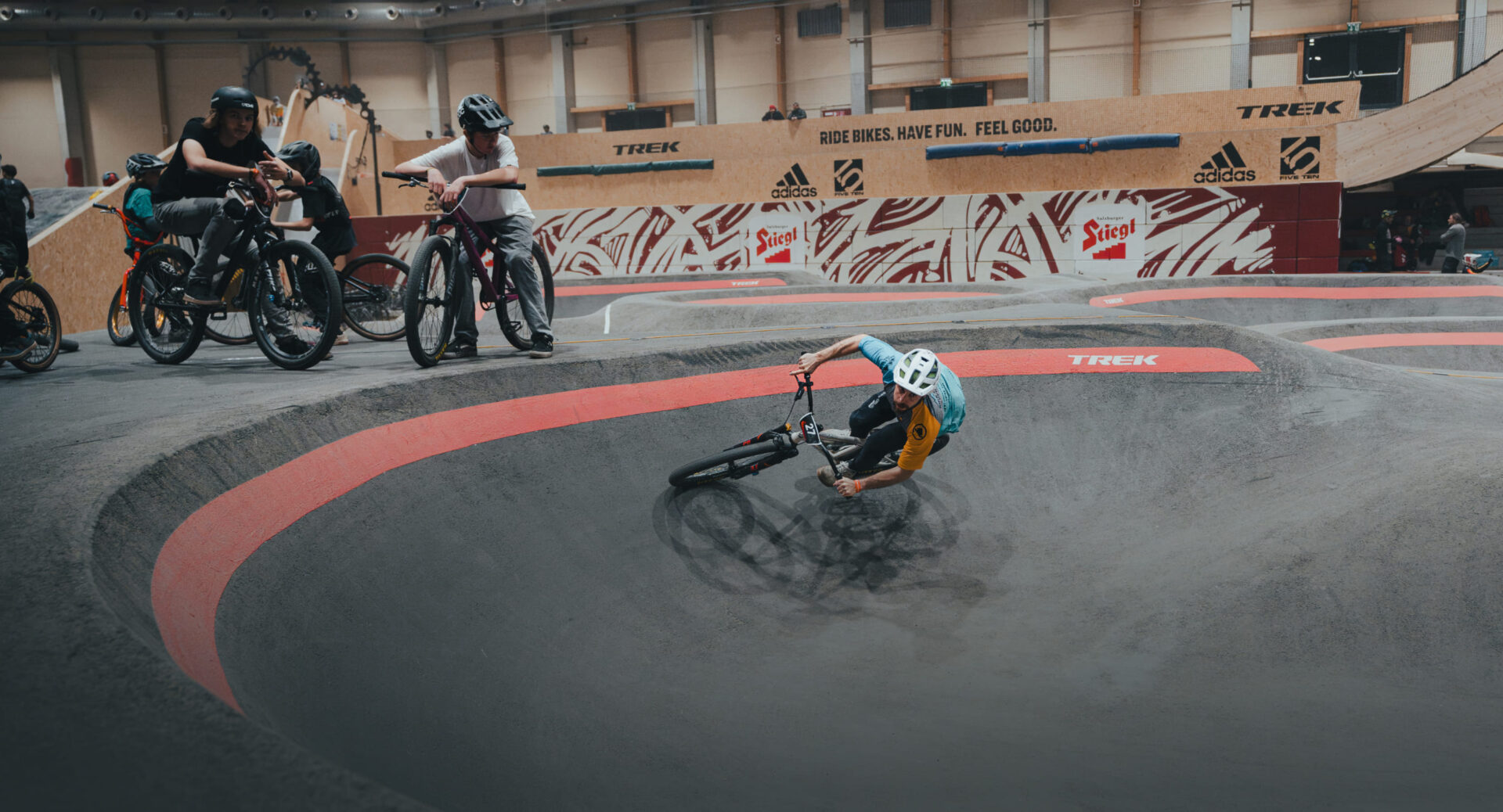 Mountainbiker fährt durch eine Steilkurve im Indoor-Bikepark der AREA 47 im Ötztal, Tirol