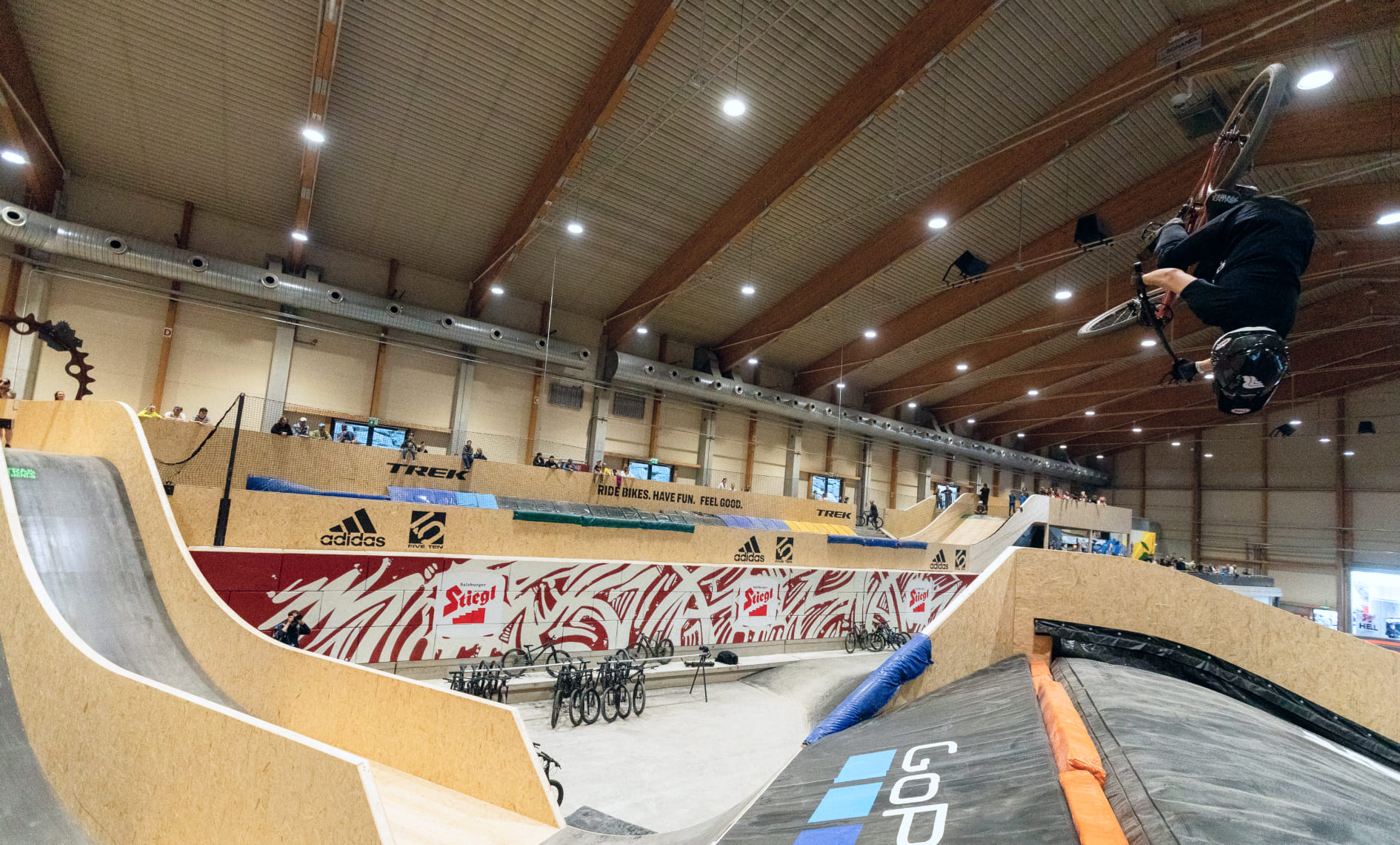 Mountainbiker bei einem Backflip auf der Jumpline im Indoor-Bikepark der AREA 47 im Ötztal, Tirol