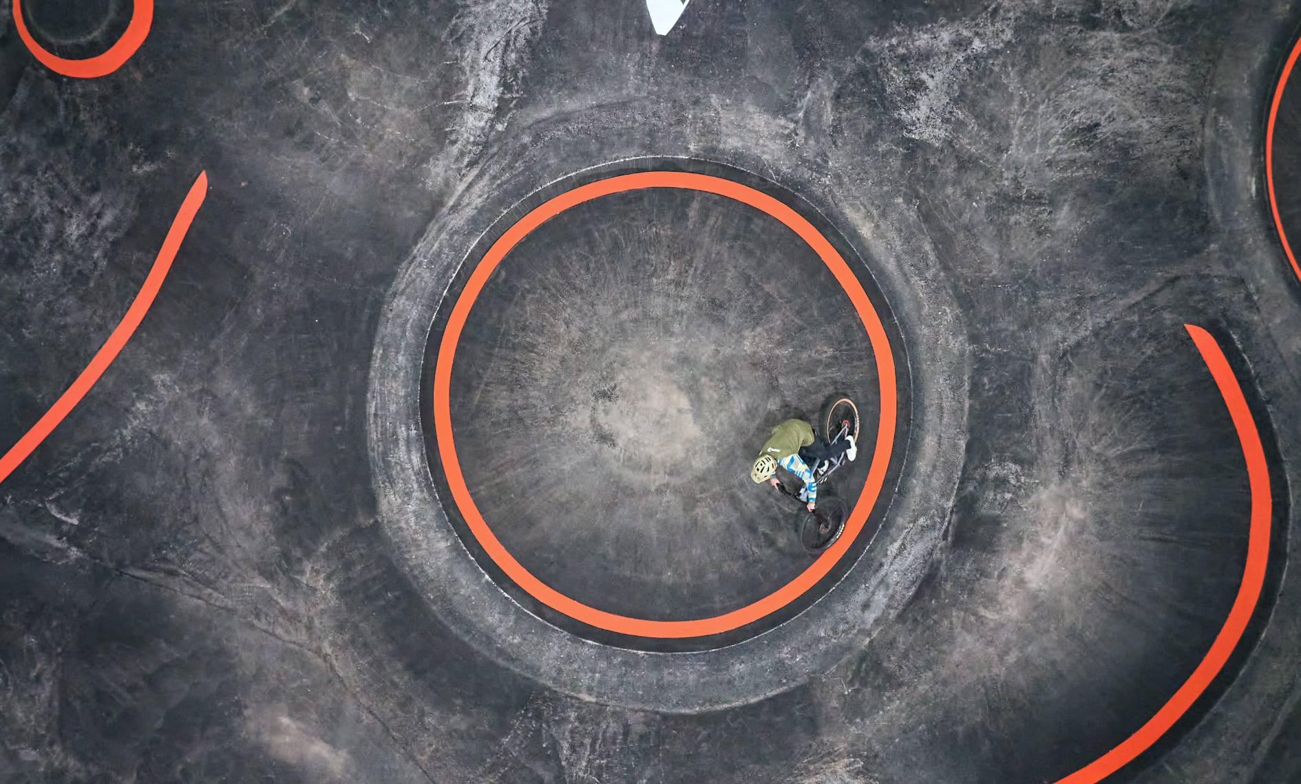 Mountainbiker fährt durch eine Steilkurve im Indoor-Bikepark der AREA 47 im Ötztal, Tirol