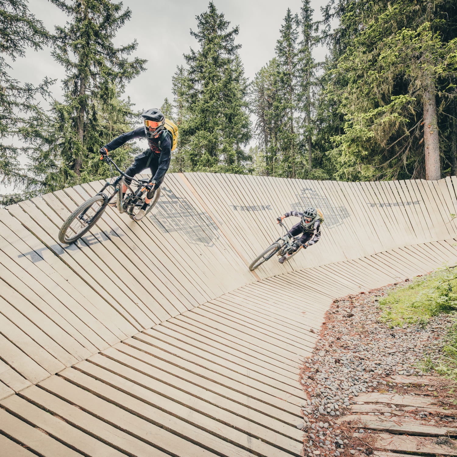 Mountainbiker auf einer Holzkurve im Bikepark der AREA 47 im Ötztal, Tirol
