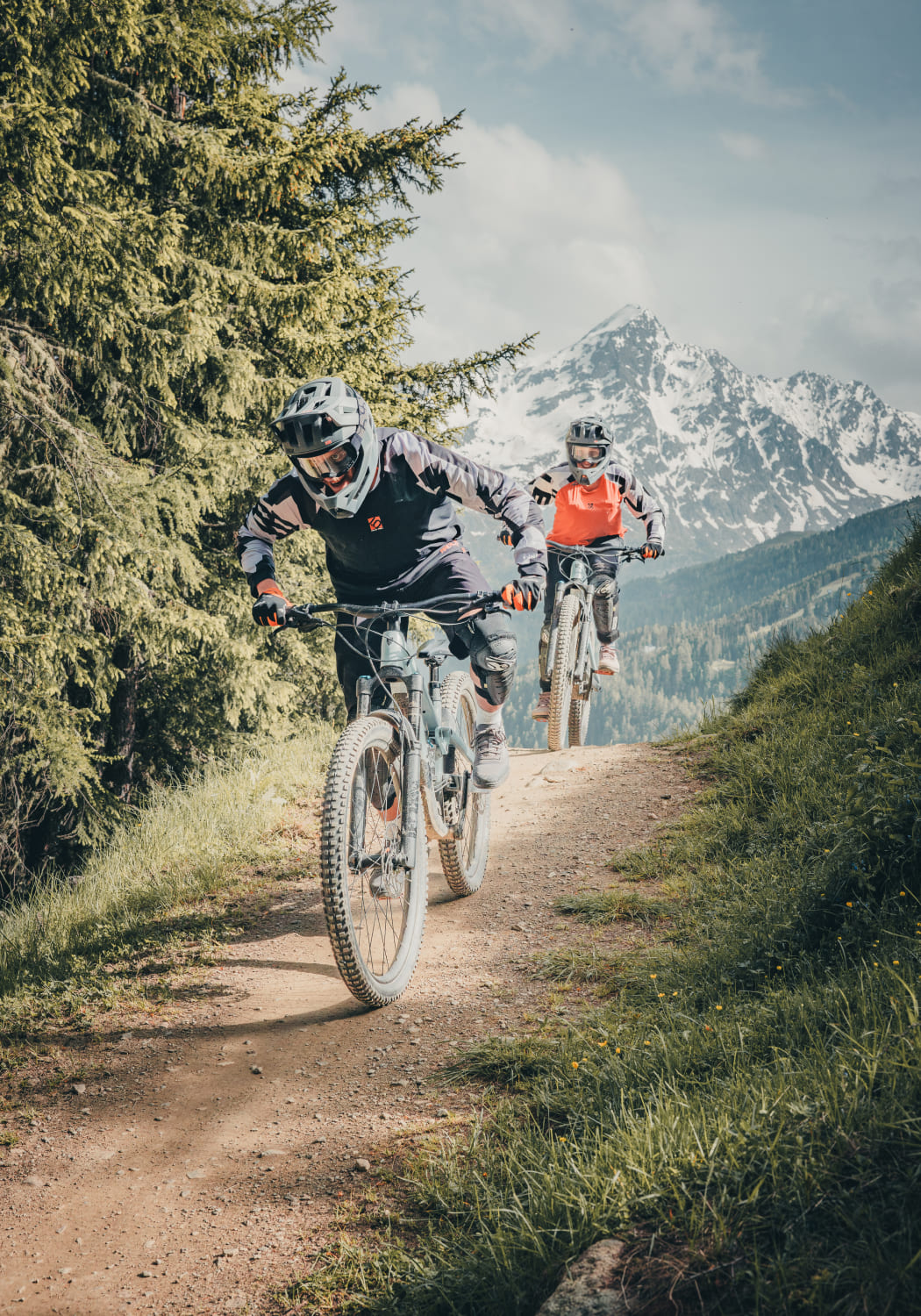Zwei Mountainbiker auf einem Trail mit Bergpanorama in der AREA 47 im Ötztal, Tirol