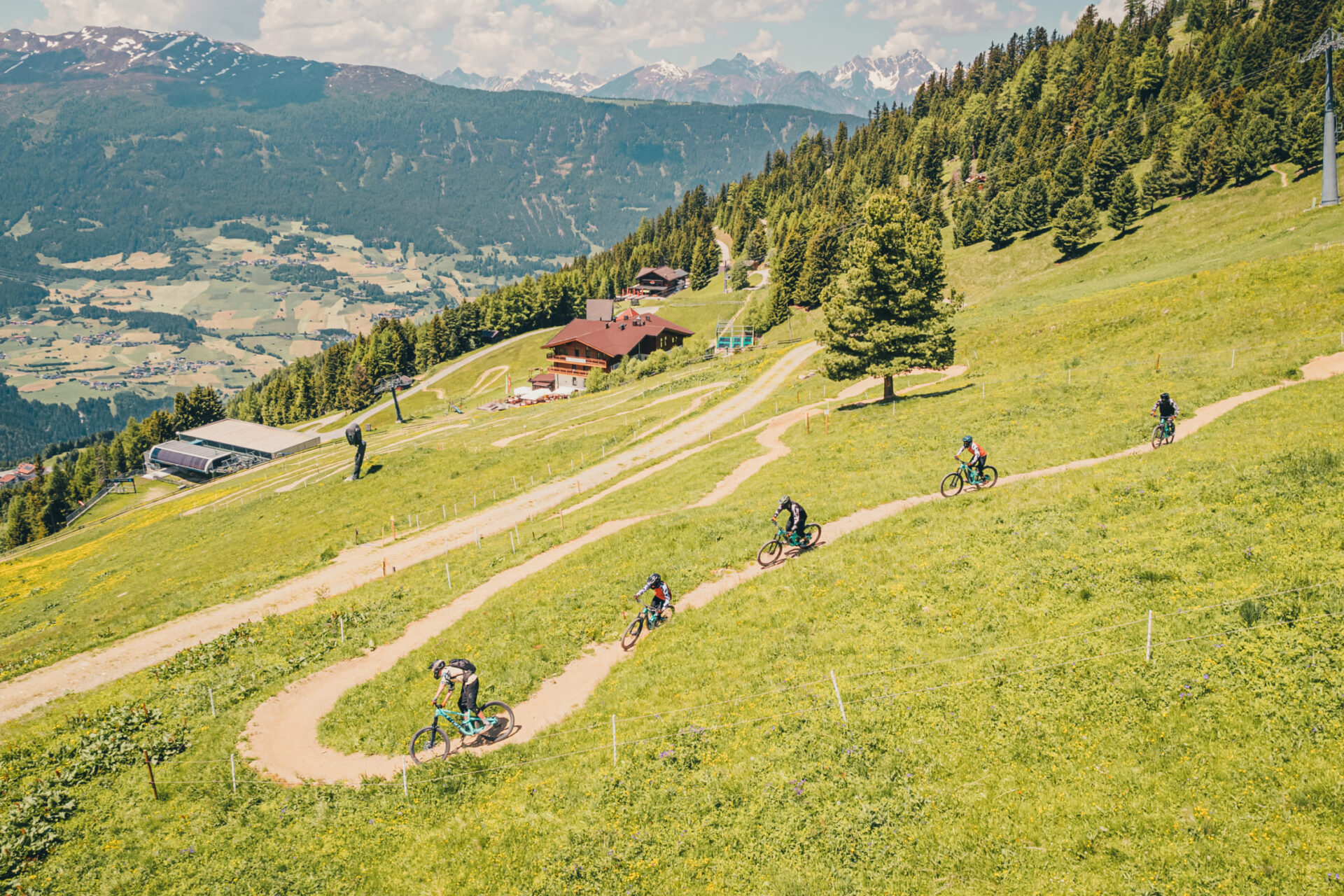 Mountainbike-Trail auf einer grünen Wiese in der AREA 47 im Ötztal, Tirol