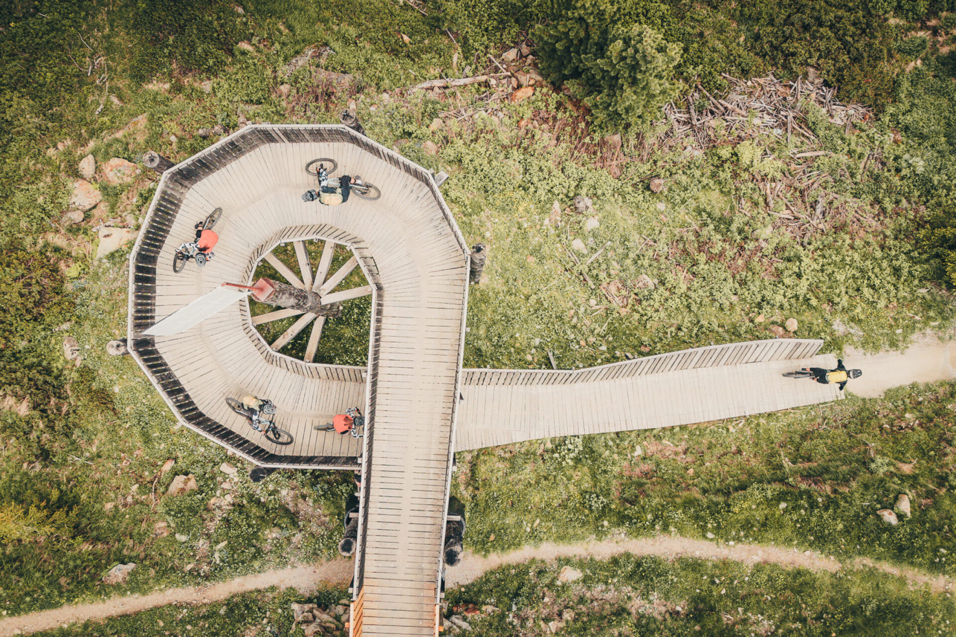 Kurvigen Holzbrücke aus Vogelperspektive für Mountainbiker in der AREA 47, Tirol