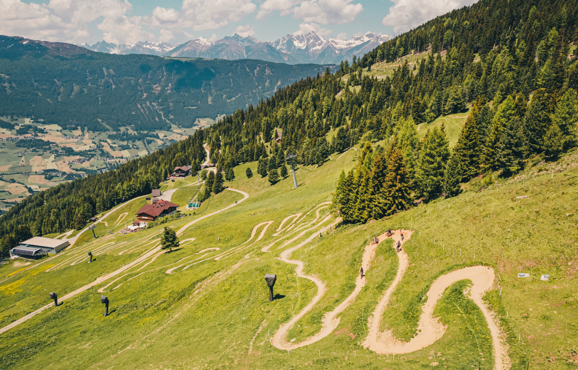 Mountainbike-Trail auf einer grünen Wiese in der AREA 47 im Ötztal, Tirol