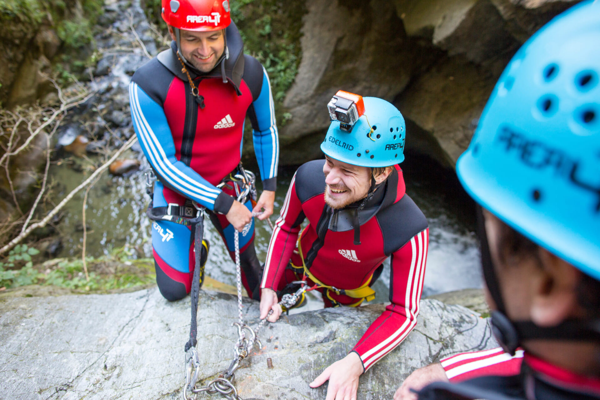 Zwei Teilnehmer bereiten sich auf eine Kletterpartie beim Canyoning in der AREA 47 im Ötztal, Tirol, vor