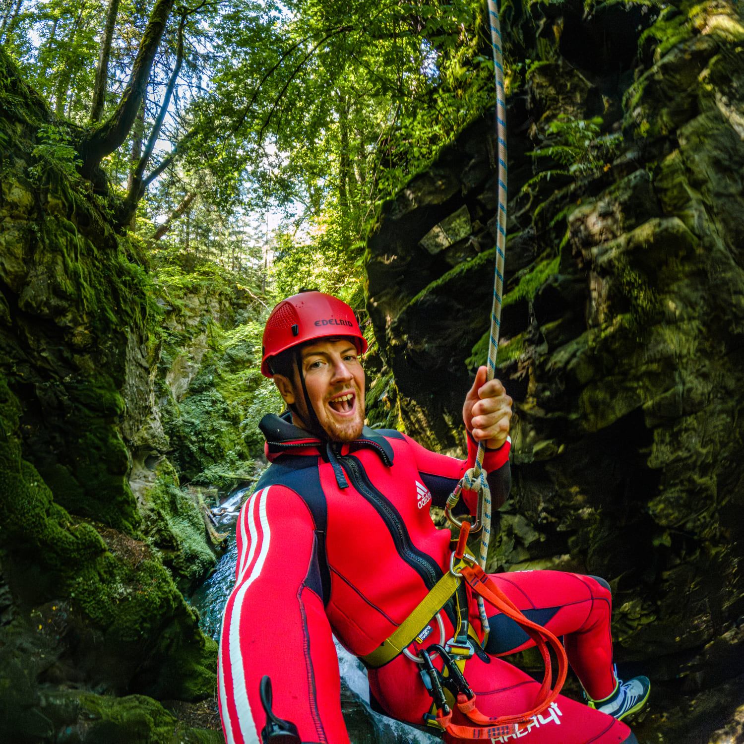 Canyoning-Teilnehmer seilt sich in einer Schlucht der AREA 47 im Ötztal, Tirol, ab