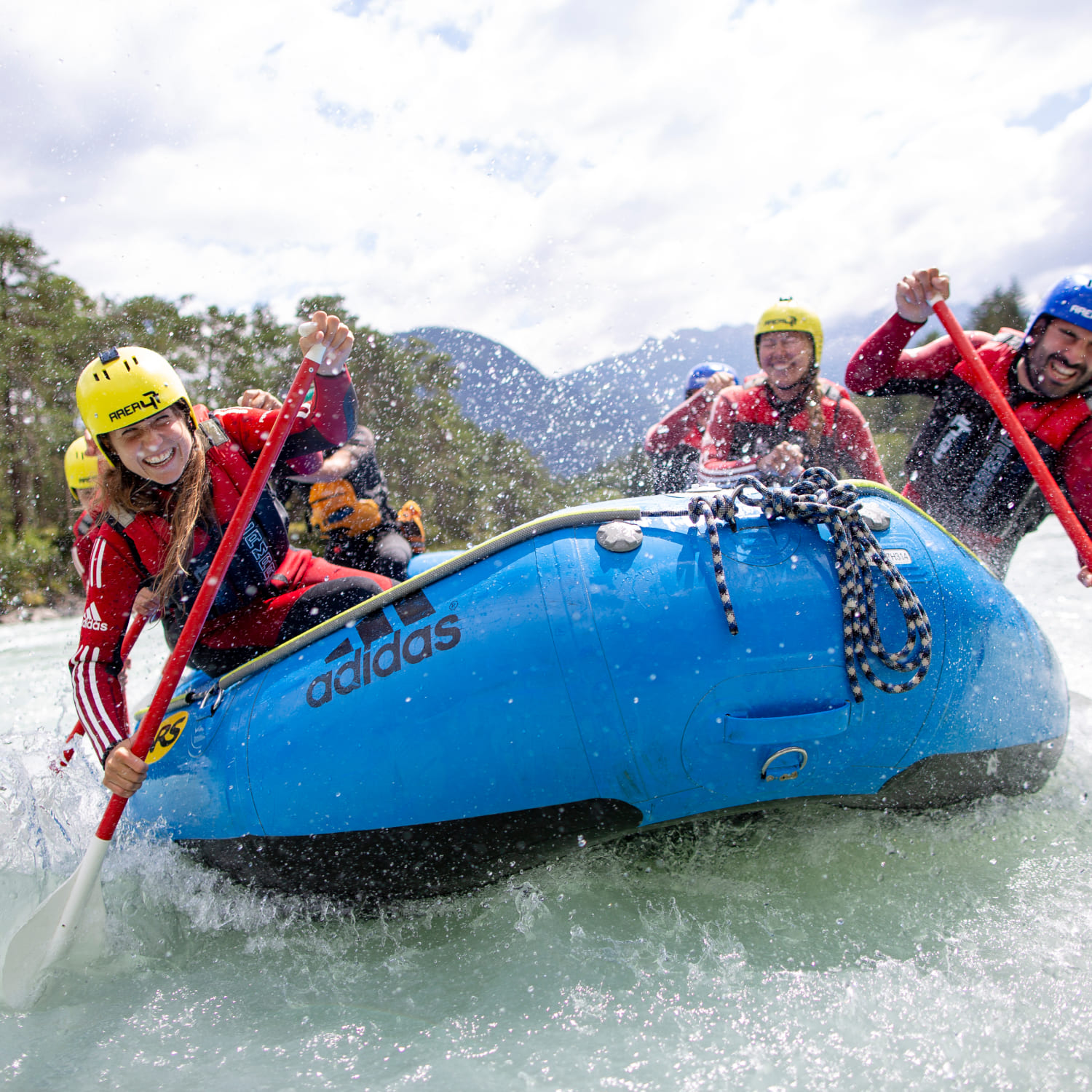 Nahaufnahme eines Rafting-Bootes in actionreichen Stromschnellen in der AREA 47 im Ötztal, Tirol