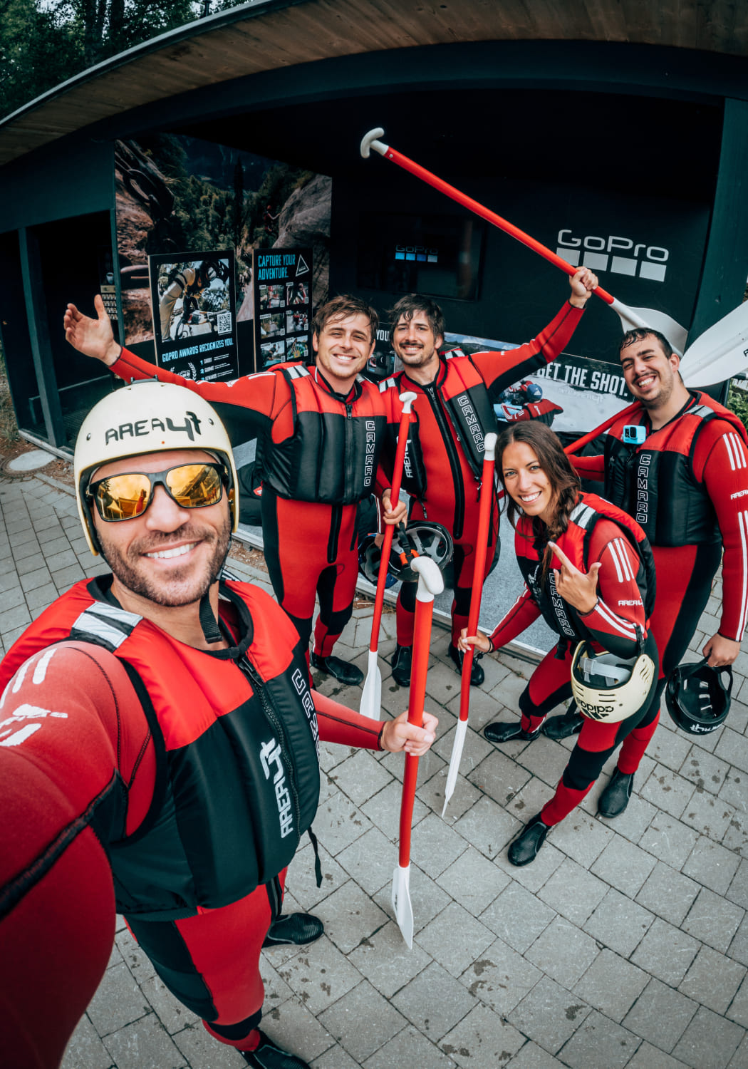 Lächelnde Teilnehmer vor ihrer Rafting-Tour in der AREA 47, Ötztal, Tirol