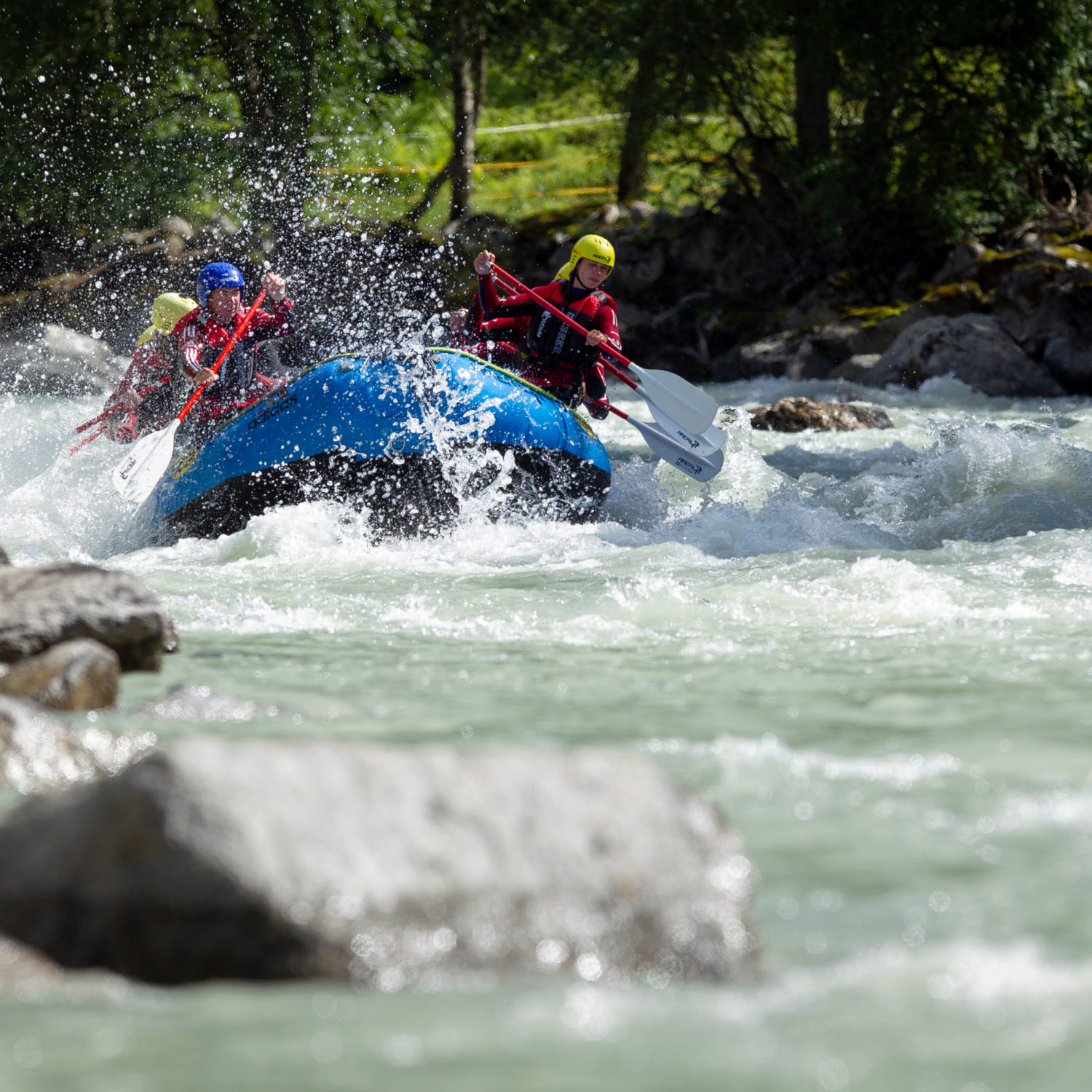 Rafting-Boot manövriert durch Wildwasser-Stromschnellen in der AREA 47 im Ötztal, Tirol