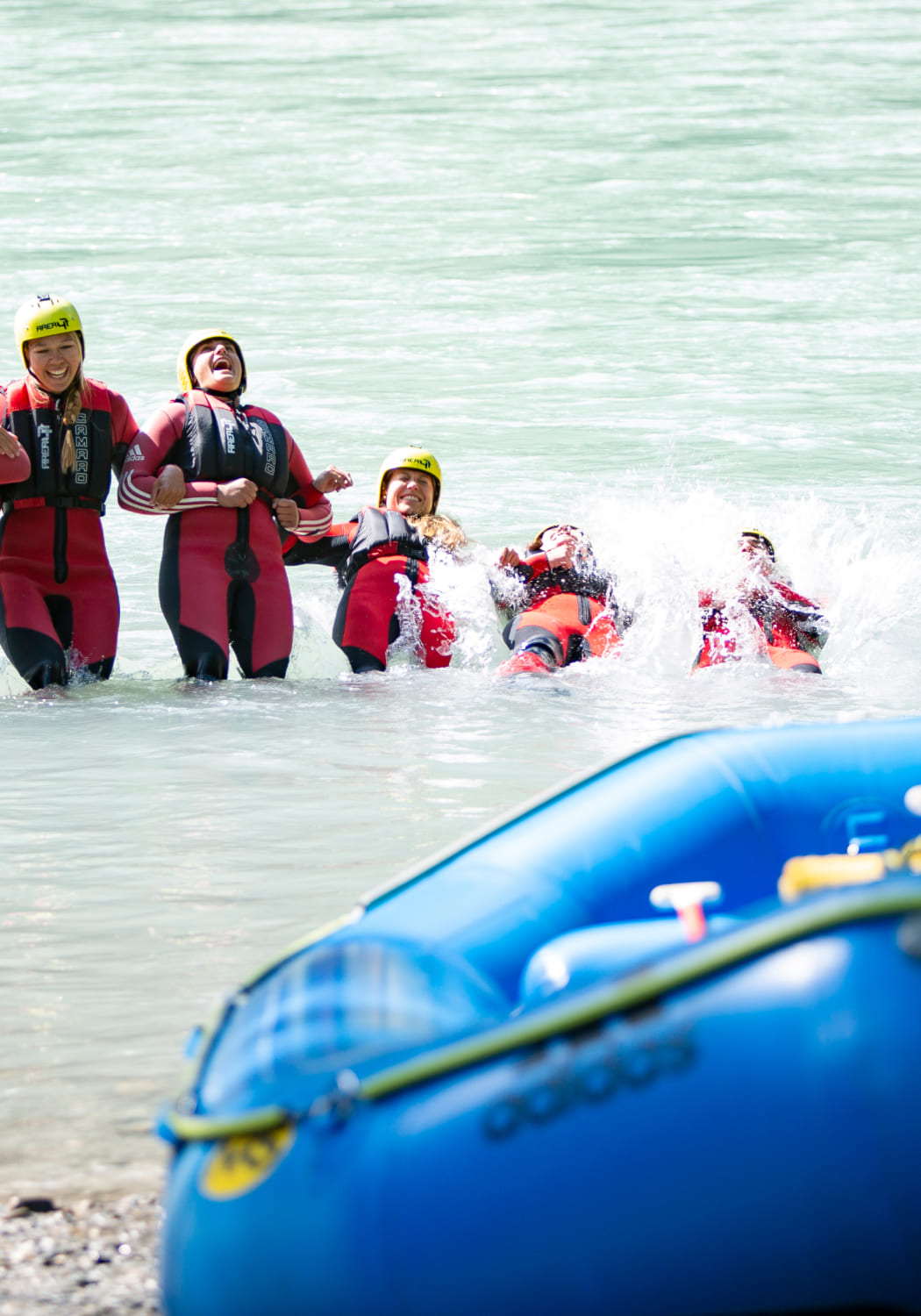 Teilnehmerinnen beim Rafting in der AREA 47 im Ötztal, Tirol, lachen und genießen das Wasser