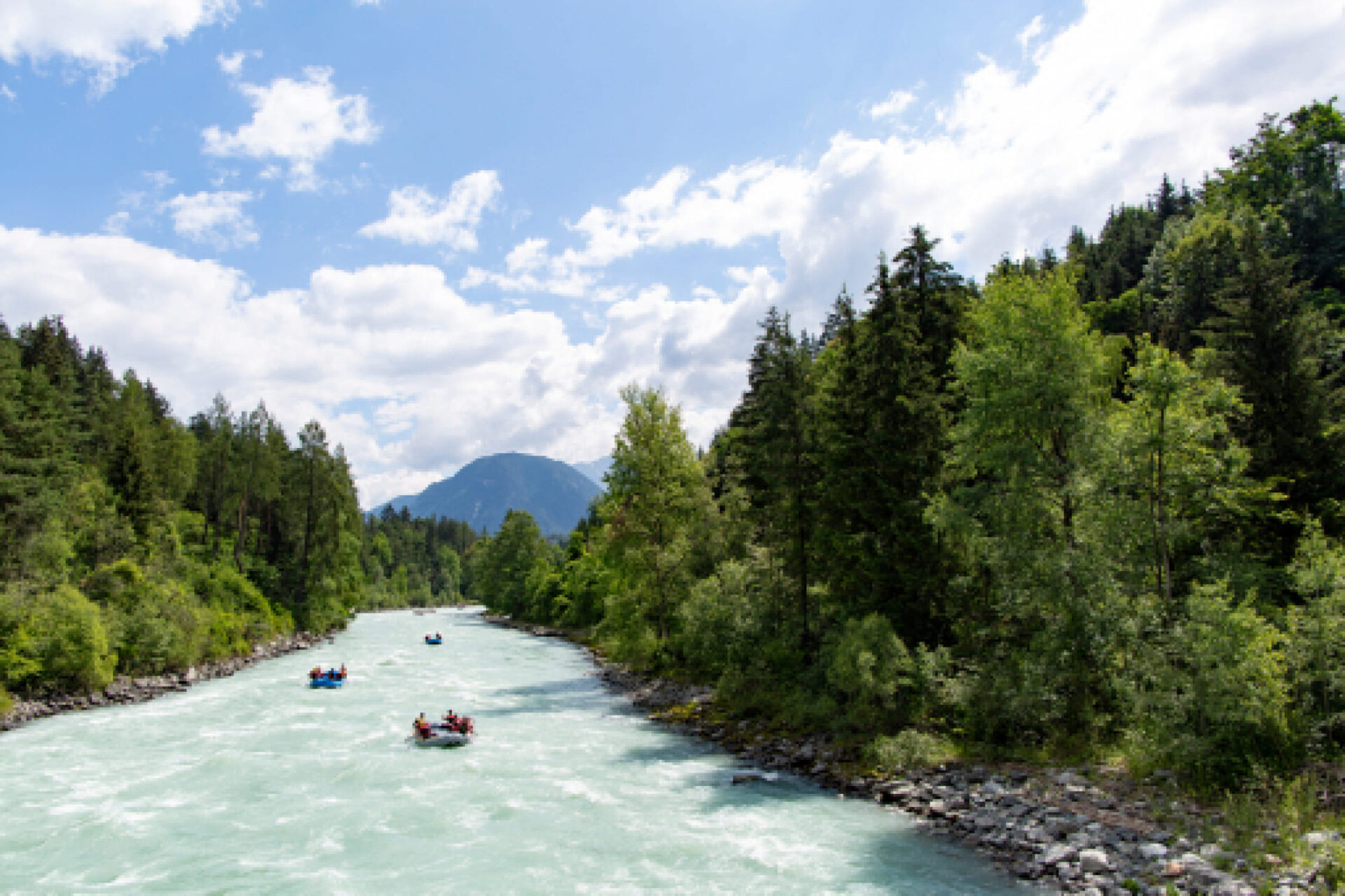 Gruppe von Rafting-Teilnehmern im Fluss der AREA 47 im Ötztal, Tirol