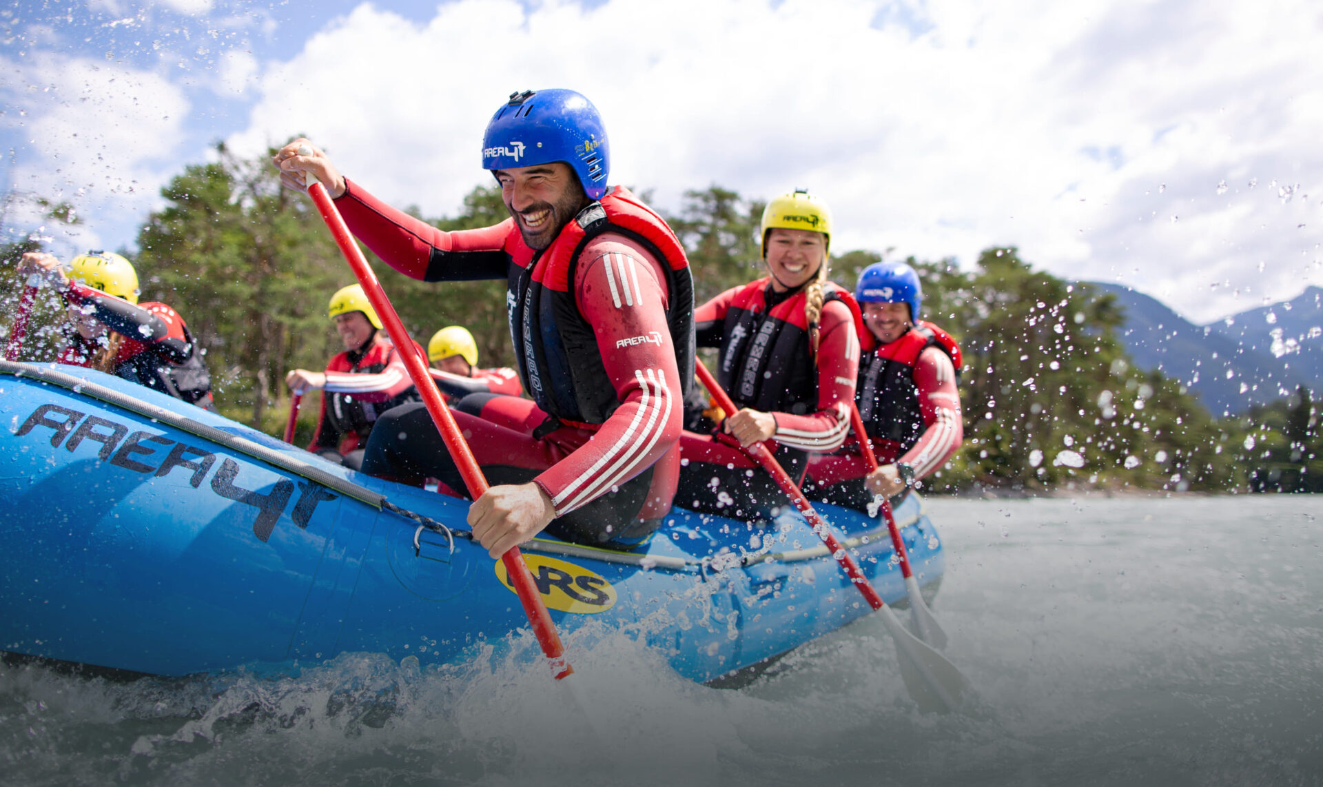 Nahaufnahme eines Rafting-Bootes in actionreichen Stromschnellen in der AREA 47 im Ötztal, Tirol