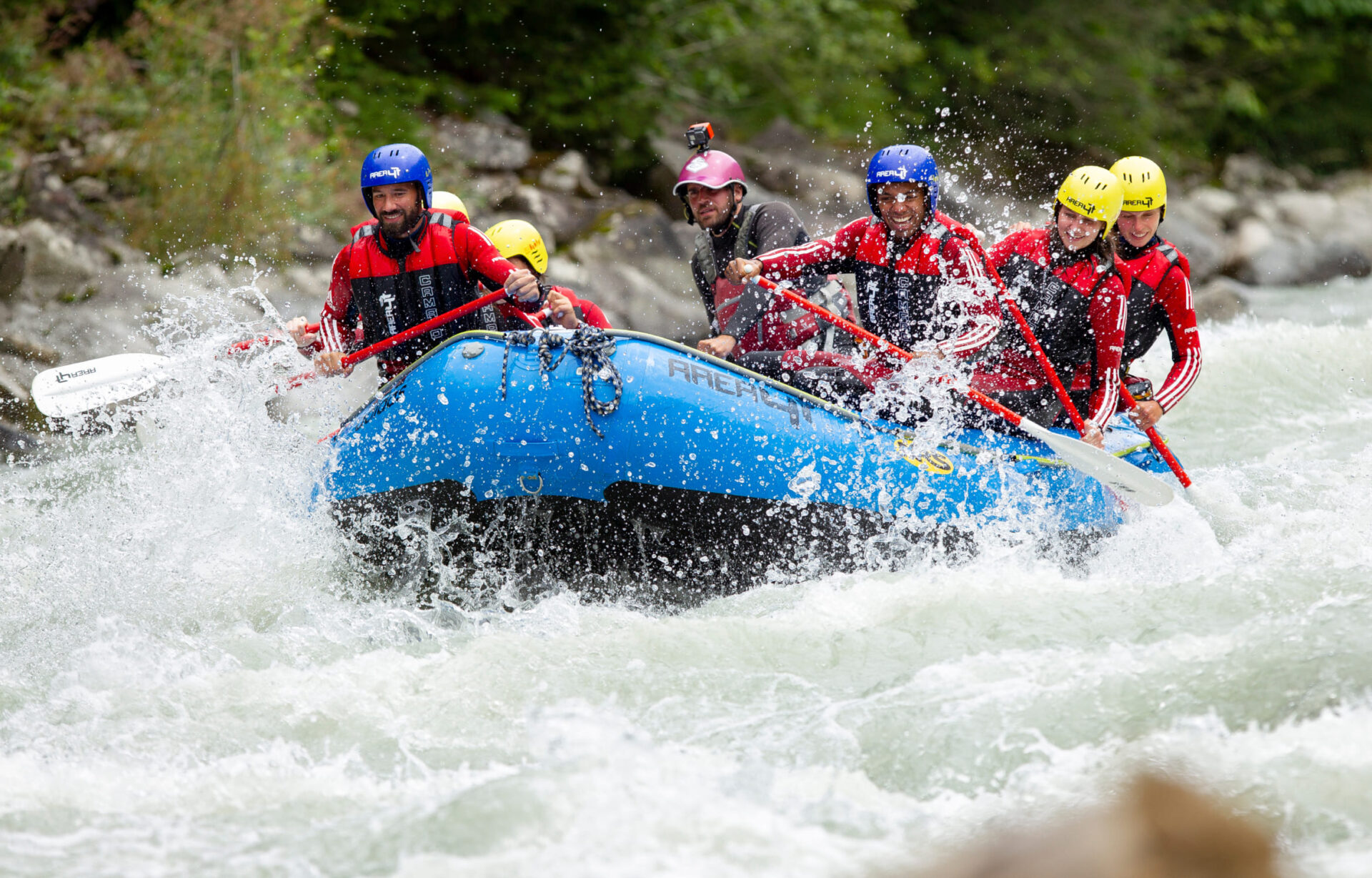 Nahaufnahme eines Rafting-Bootes in actionreichen Stromschnellen in der AREA 47 im Ötztal, Tirol