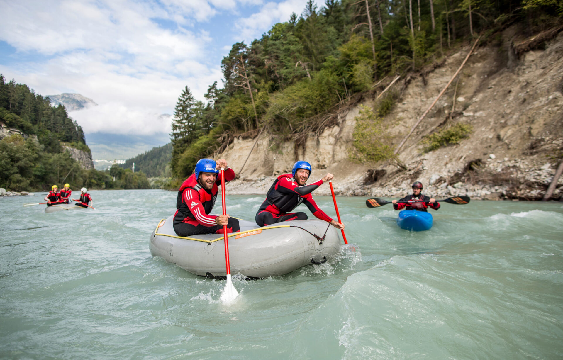 Nahaufnahme eines Rafting-Bootes in actionreichen Stromschnellen in der AREA 47 im Ötztal, Tirol