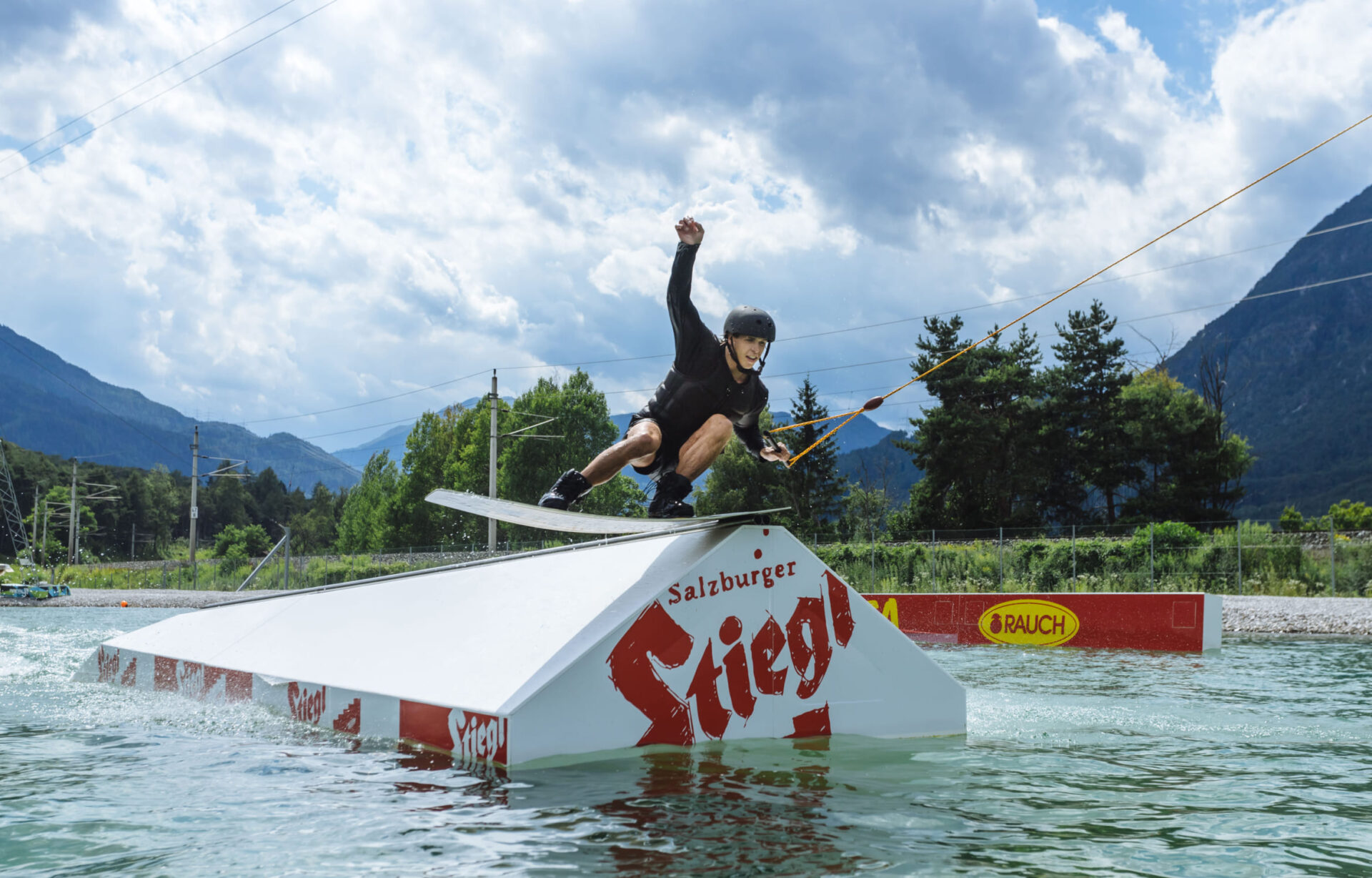 Wakeboarder auf einer Rampe in der AREA 47 im Ötztal, Tirol