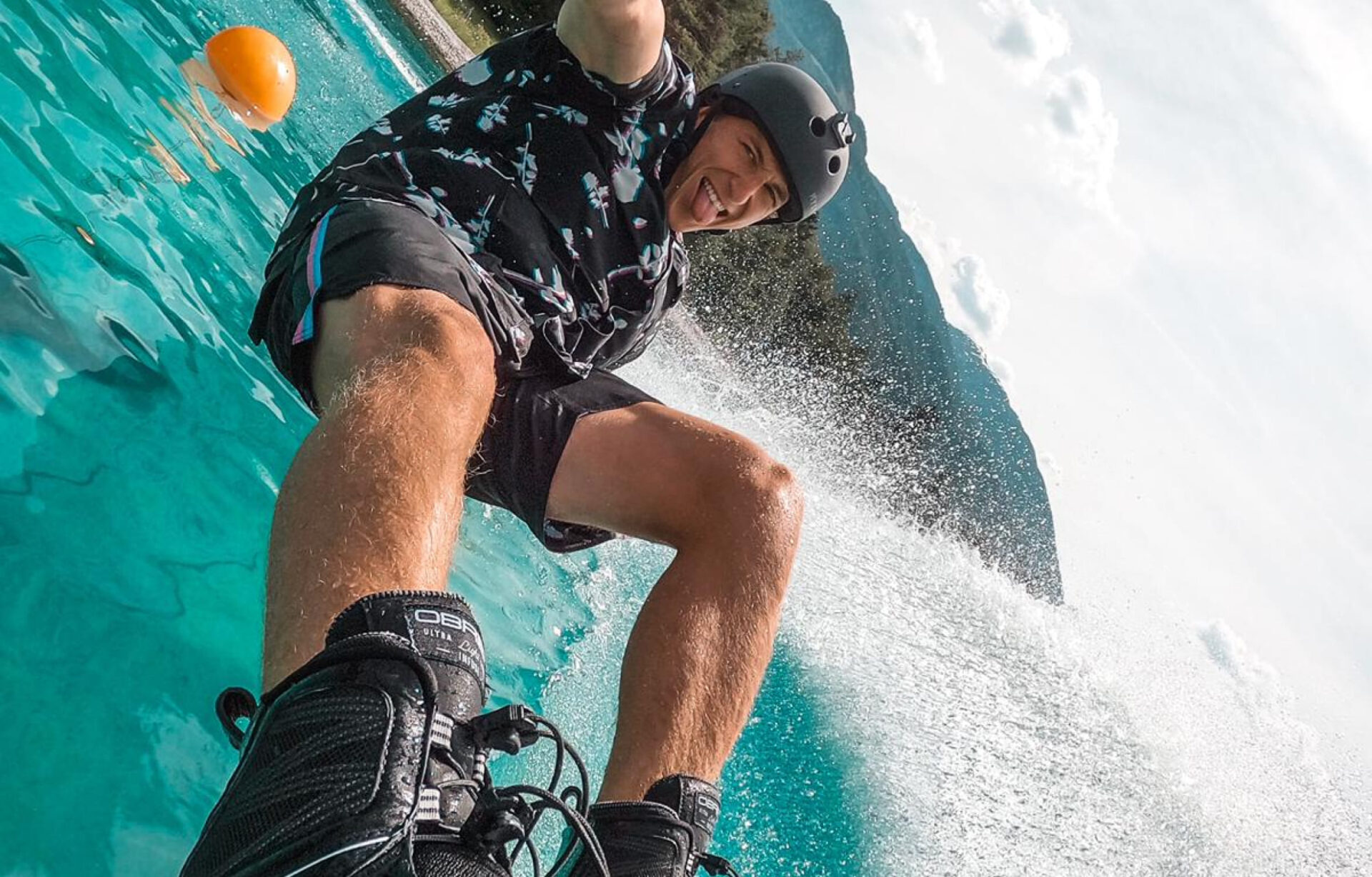 Nahaufnahme eines Wakeboarders beim Fahren in der Wake AREA der AREA 47 im Ötztal, Tirol