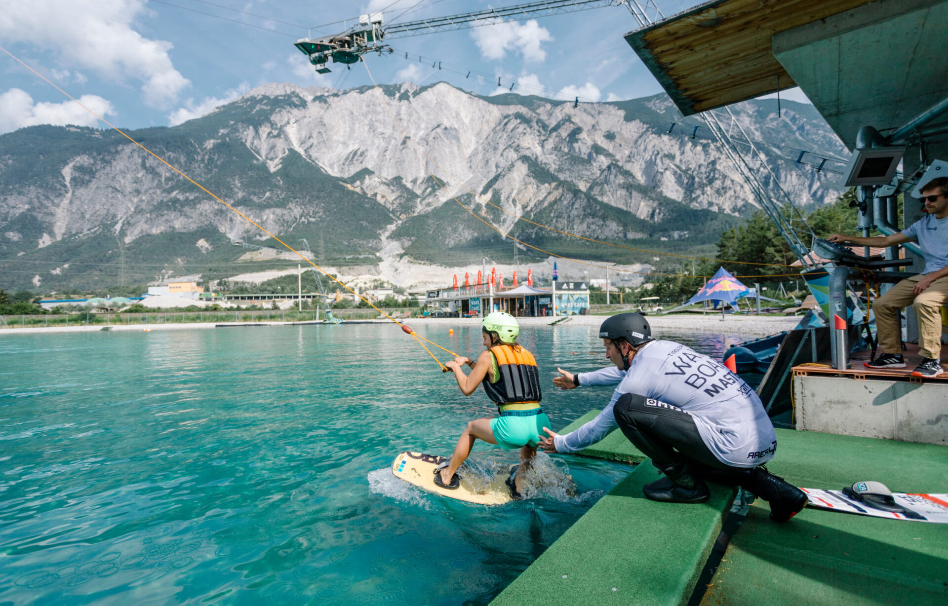 Wakeboarder beim Einstieg in die Seilbahn der Wake AREA in der AREA 47 im Ötztal, Tirol