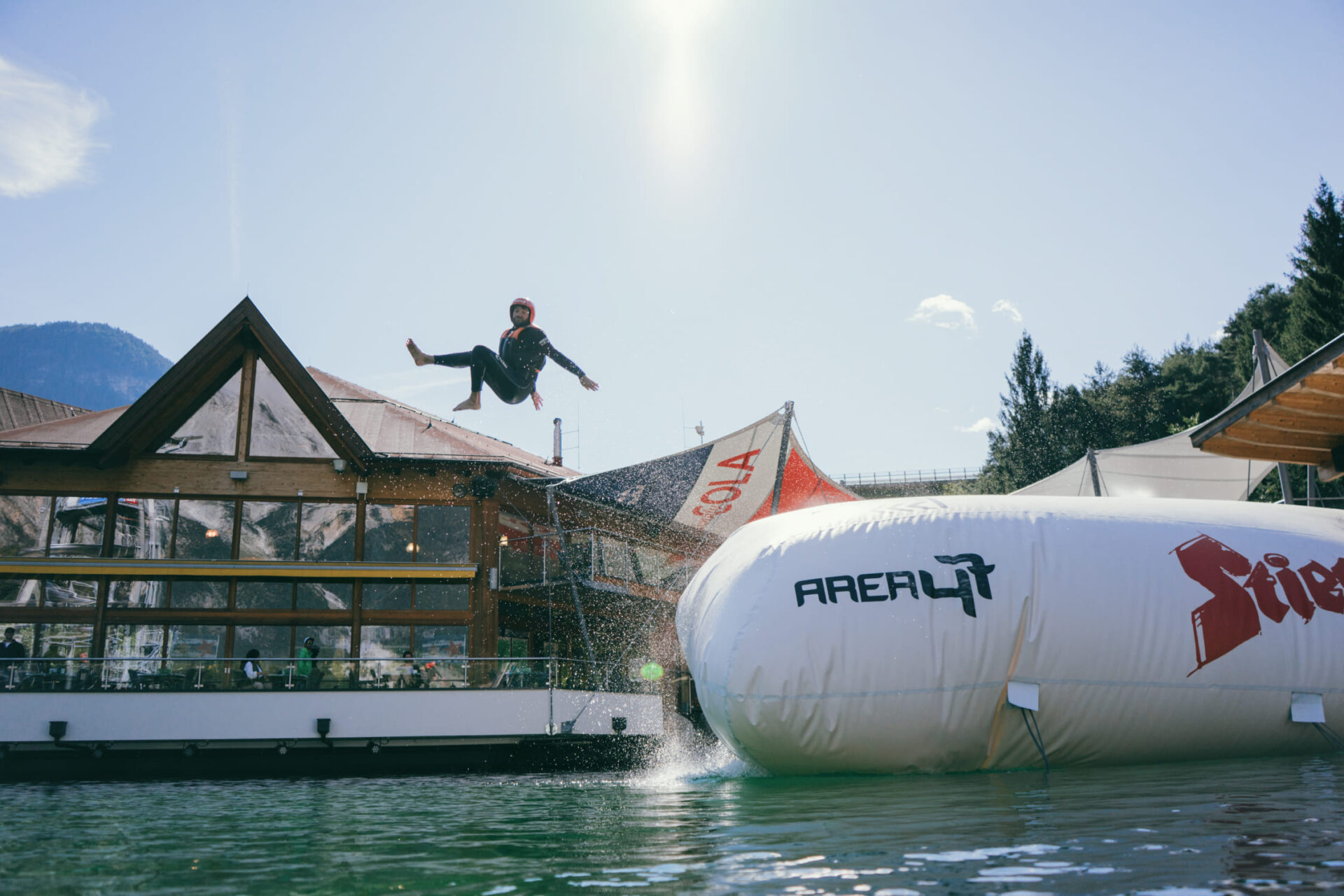Person springt vom Blobbing-Katapult ins Wasser in der AREA 47, Ötztal, Tirol