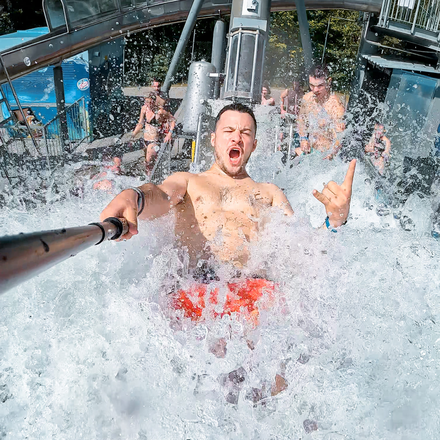 Mann wird vom Wasserkatapult Cannonball in den See der AREA 47 im Ötztal, Tirol geschleudert und hält eine Kamera