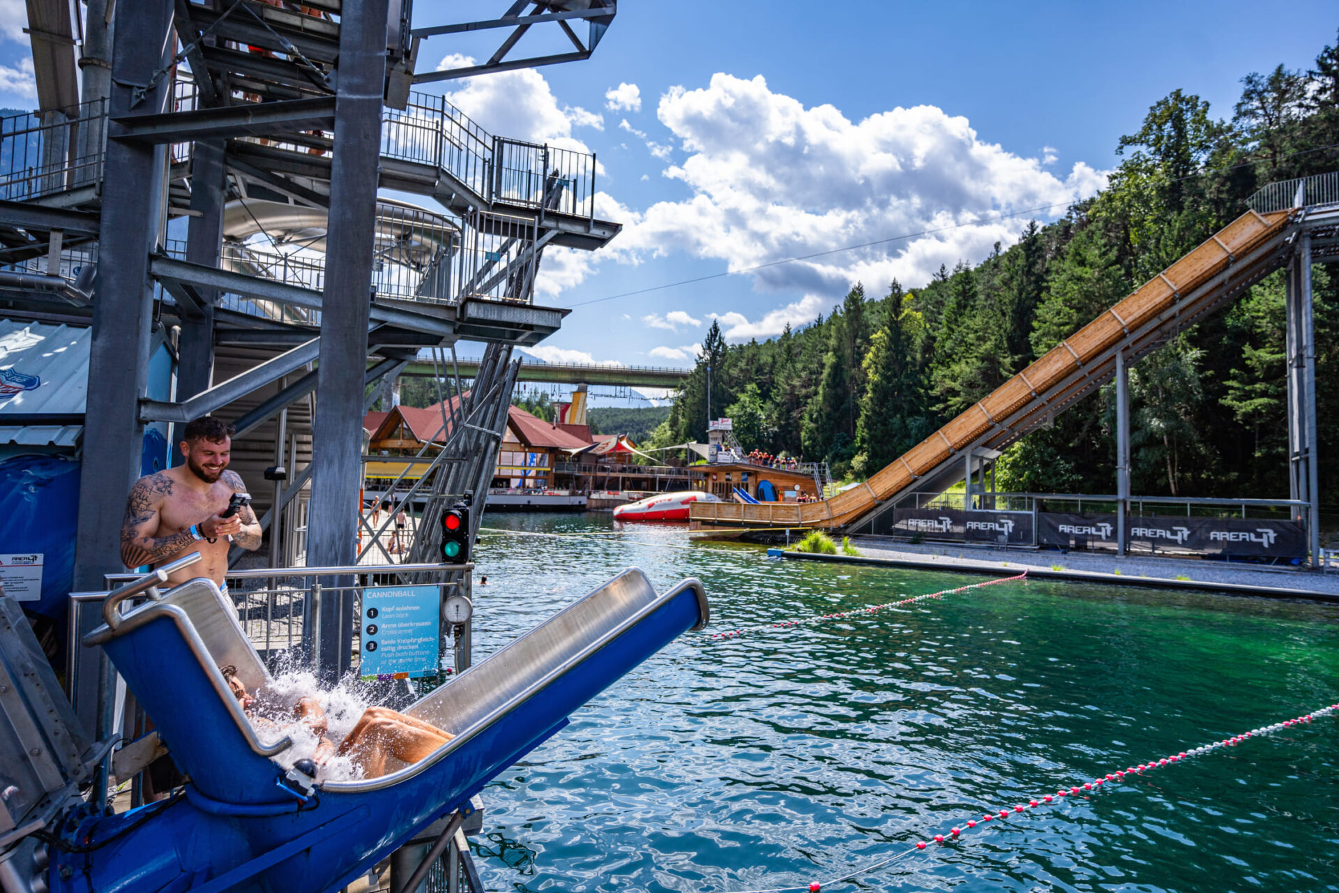 Person wird vom Wasserkatapult Cannonball in den See in der AREA 47 im Ötztal, Tirol geschleudert.