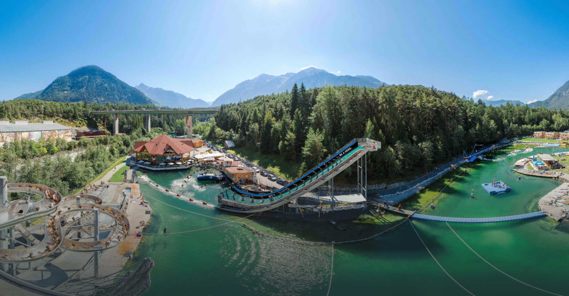 Water AREA der AREA 47 im Ötztal, Tirol, mit Rutschen, Sprungturm und See