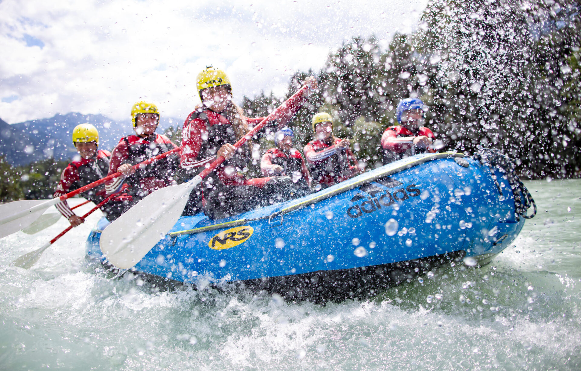 Nahaufnahme eines Rafting-Bootes in actionreichen Stromschnellen in der AREA 47 im Ötztal, Tirol
