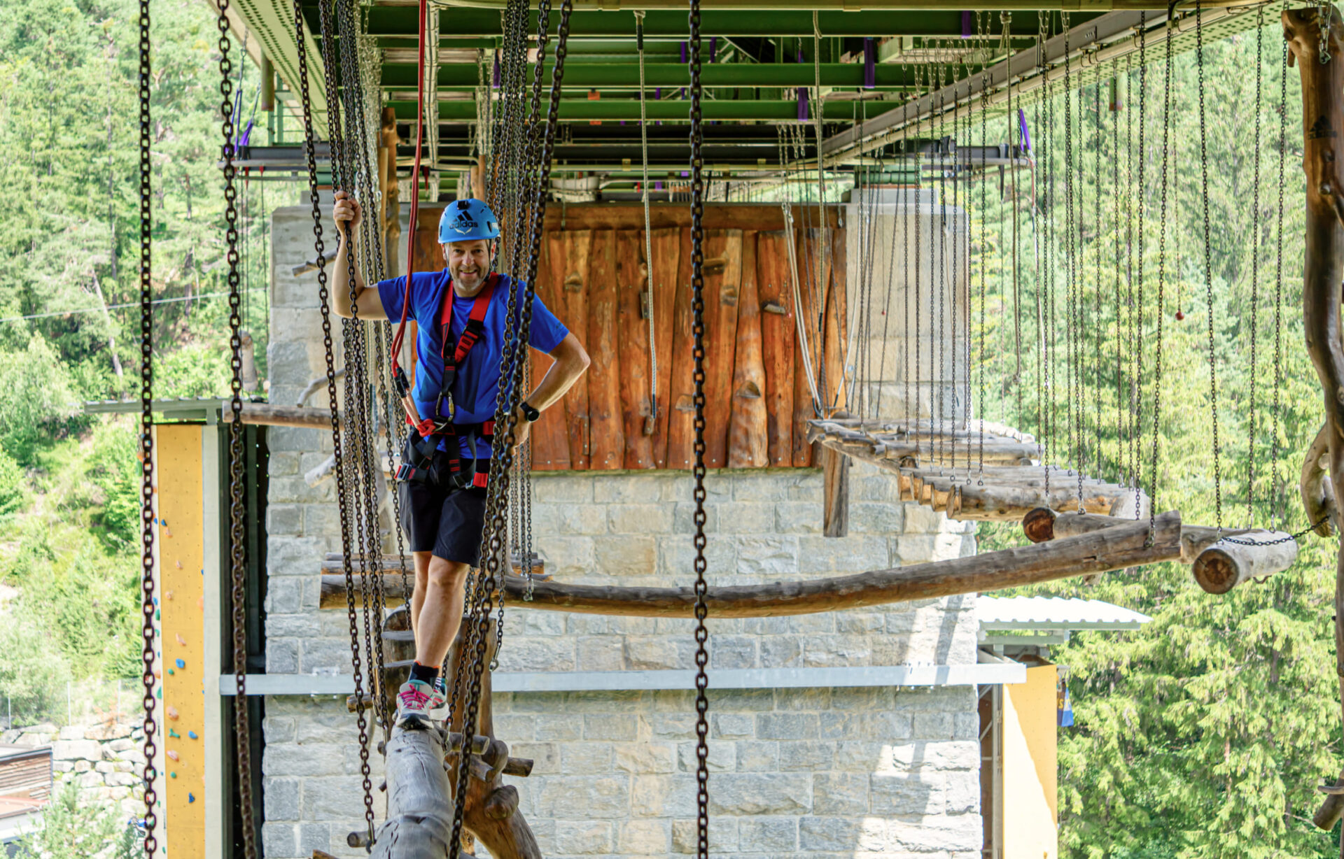 Teilnehmer im Hochseilgarten der AREA 47 im Ötztal, Tirol, balancieren über Hindernisse in luftiger Höhe