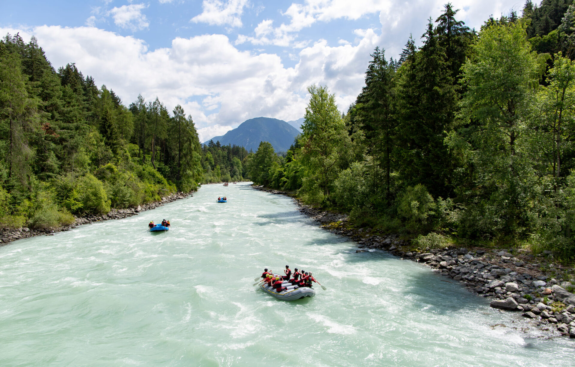 Gruppe von Rafting-Teilnehmern im Fluss der AREA 47 im Ötztal, Tirol