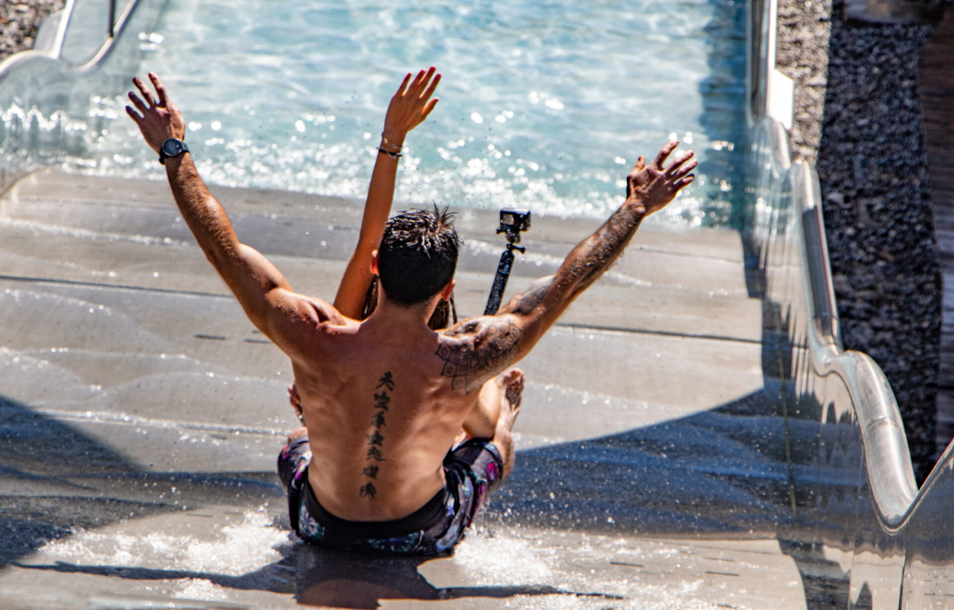 Paar auf einer Wasserrutsche in der AREA 47 im Ötztal, Tirol