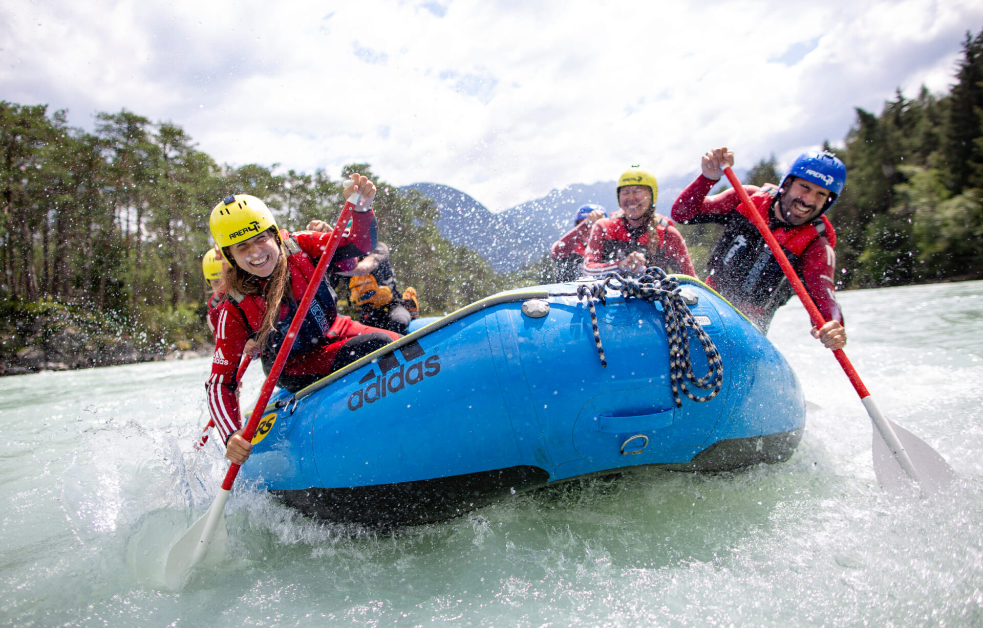 Nahaufnahme eines Rafting-Bootes in actionreichen Stromschnellen in der AREA 47 im Ötztal, Tirol