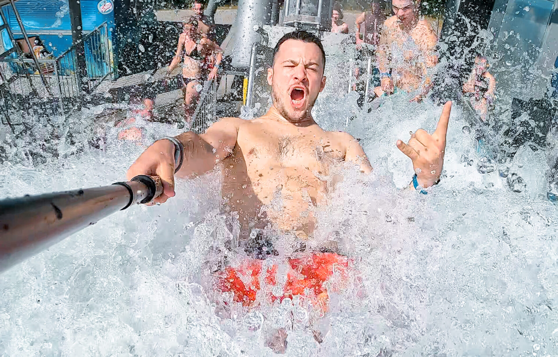 Mann wird vom Wasserkatapult Cannonball in den See der AREA 47 im Ötztal, Tirol geschleudert und hält eine Kamera