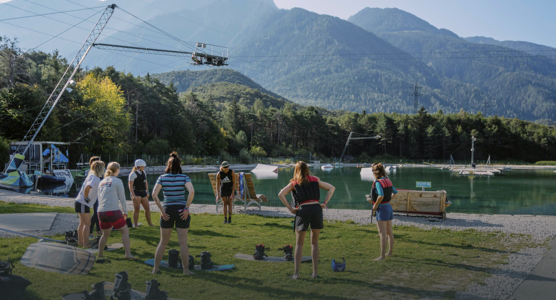 Teilnehmerinnen bei einer Wakeboard-Schulung am Ufer der Wake AREA in der AREA 47 im Ötztal, Tirol