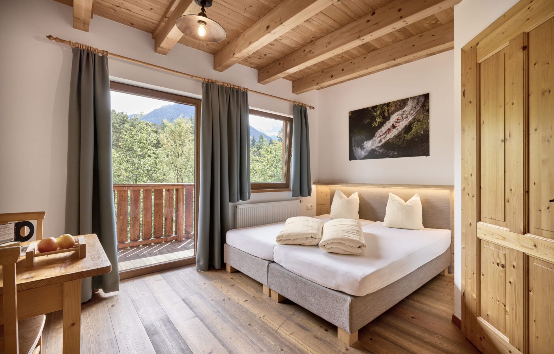 Gemütliches Doppelzimmer aus Holz in der AREA 47 im Ötztal, Tirol, mit modernen Möbeln