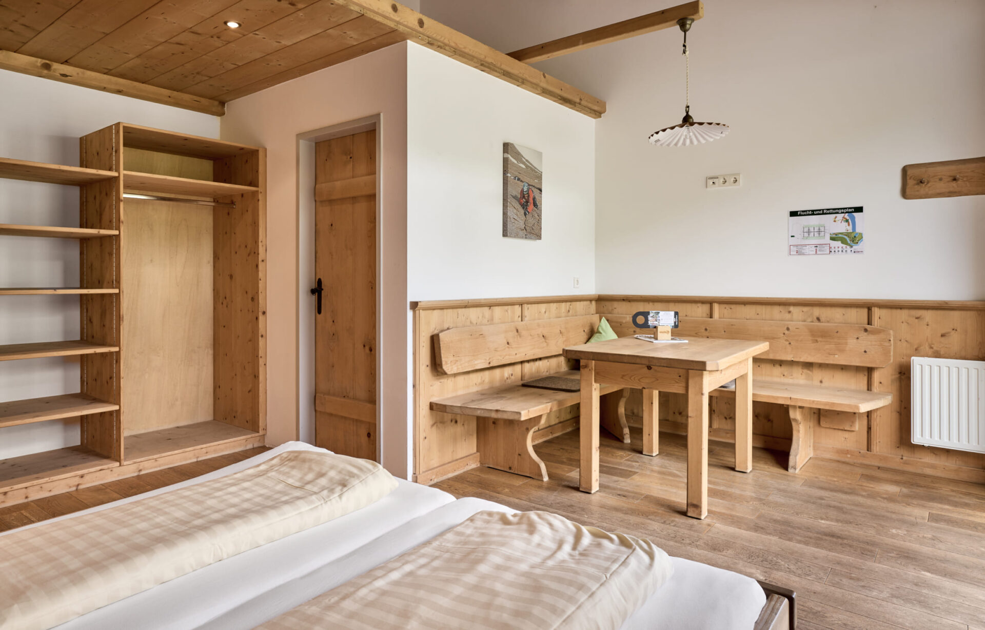 Gemütliches Doppelzimmer aus Holz in der AREA 47 im Ötztal, Tirol, mit modernen Möbeln