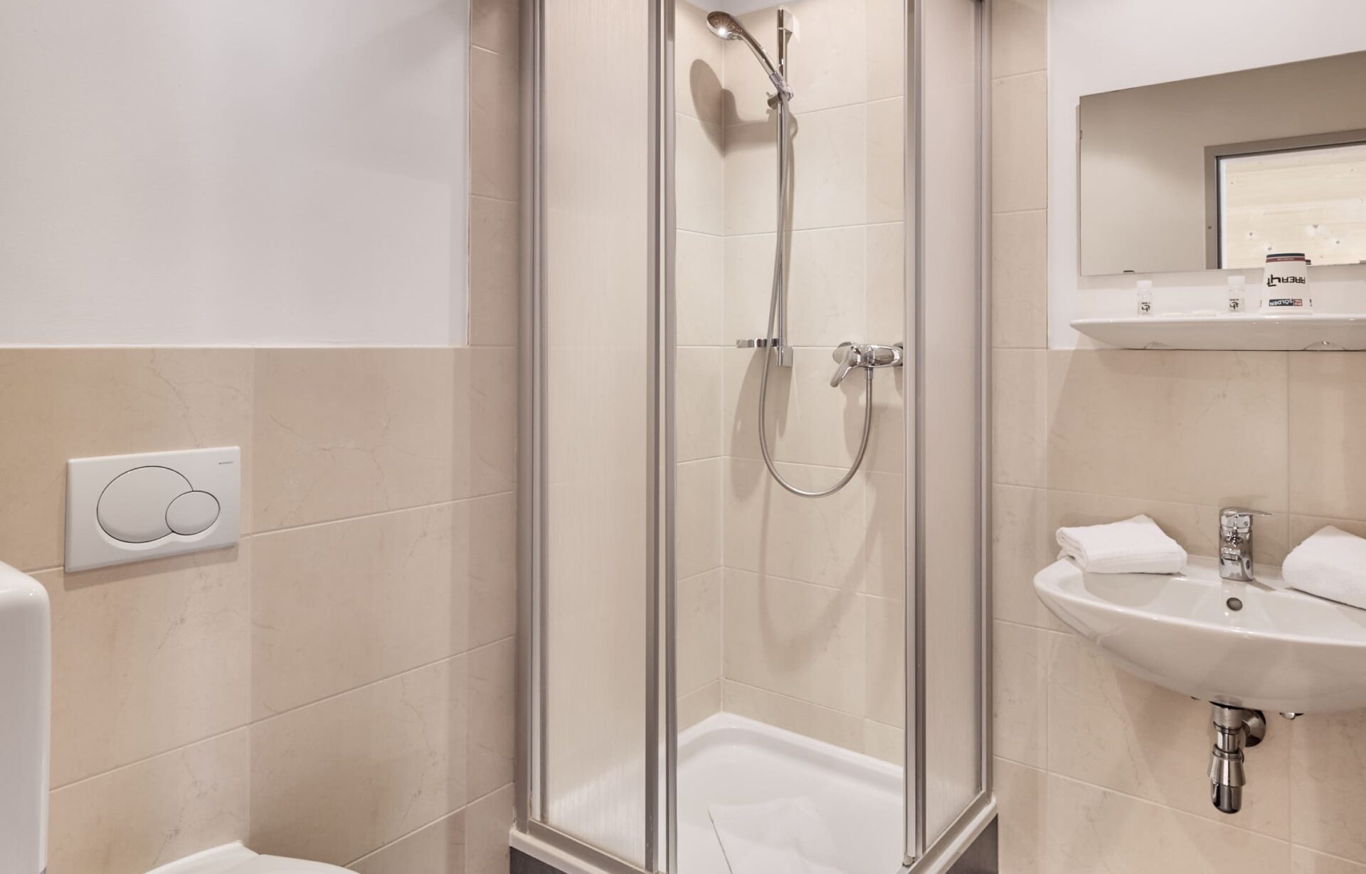 Badezimmer mit Waschbecken, Spiegel und WC in den Unterkünften der AREA 47 im Ötztal, Tirol