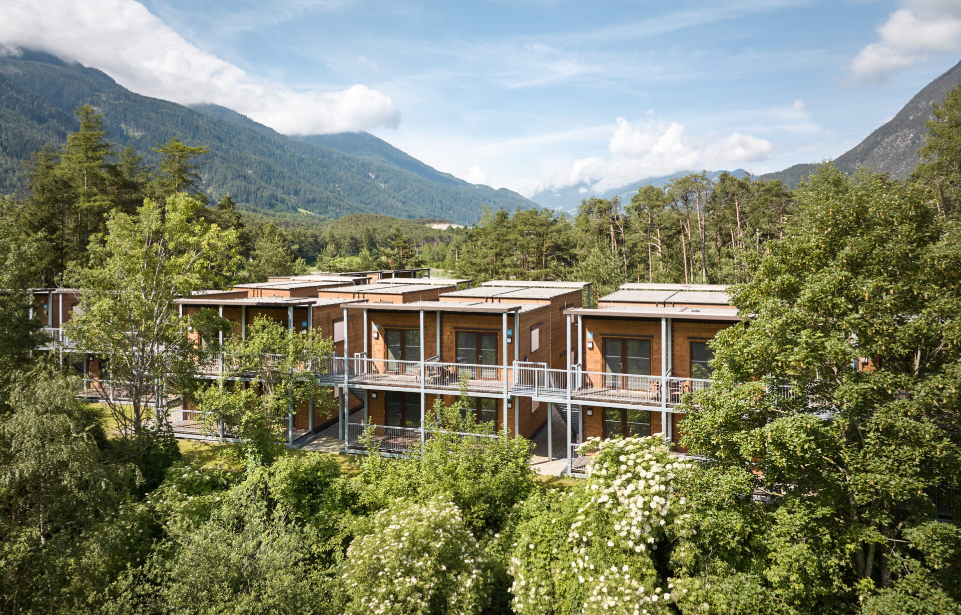 Unterkünfte der AREA 47 im Ötztal, Tirol, umgeben von Wald